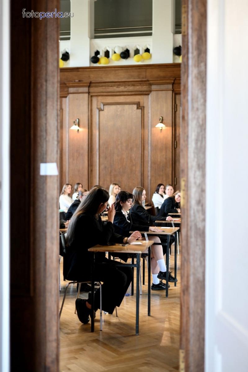 Zdjęcie w galerii na portalu naszraciborz.pl: Matura w Kasprowiczu. Piszą uczniowie sześciu klas FOTO] wiadomości z regionu