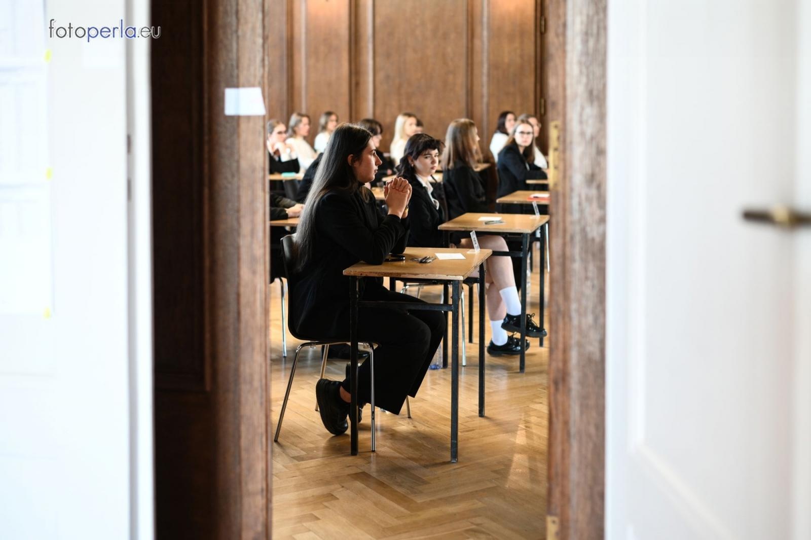 Zdjęcie w galerii na portalu naszraciborz.pl: Matura w Kasprowiczu. Piszą uczniowie sześciu klas FOTO] wiadomości z regionu