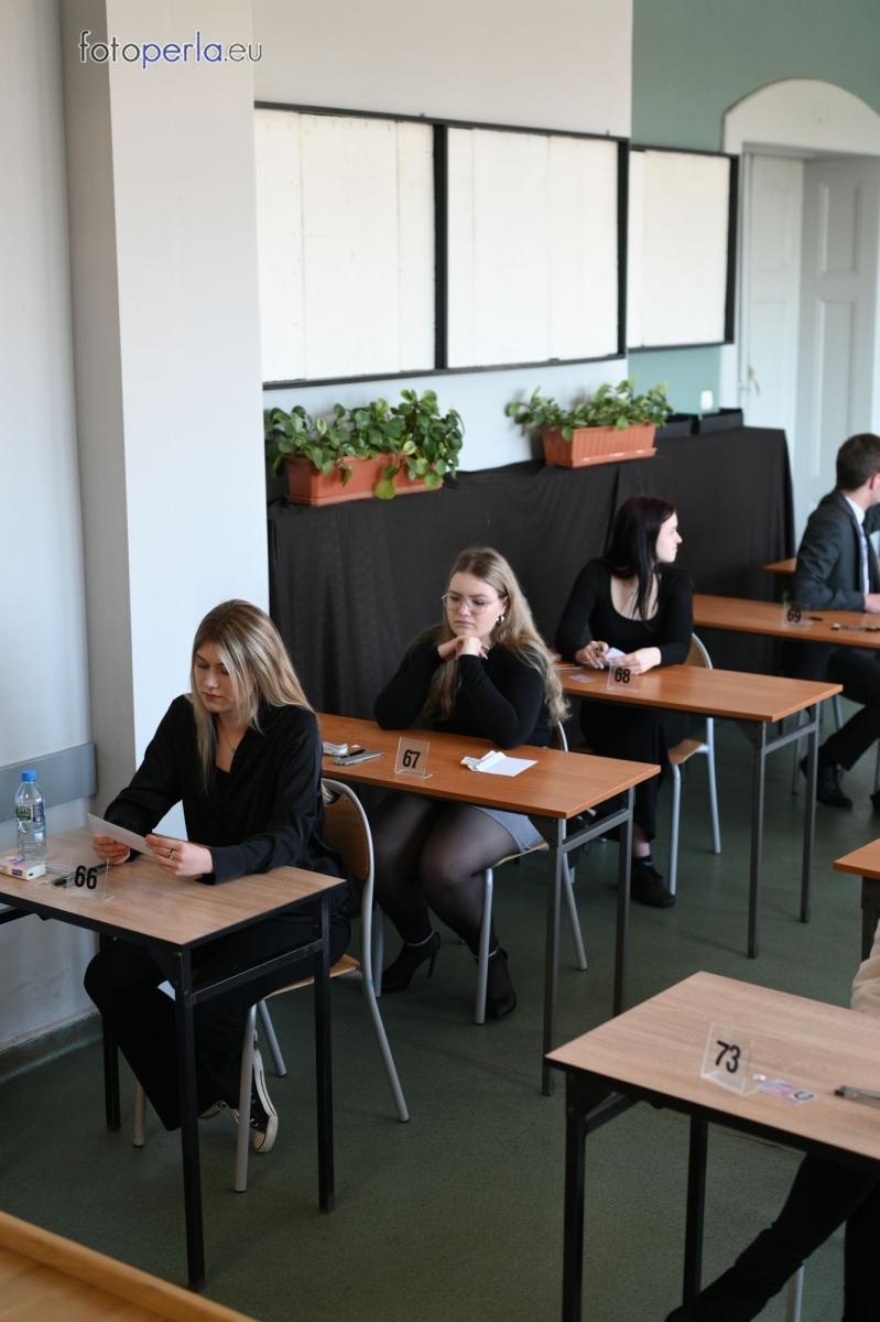 Zdjęcie w galerii na portalu naszraciborz.pl: Matura w Kasprowiczu. Piszą uczniowie sześciu klas FOTO] wiadomości z regionu