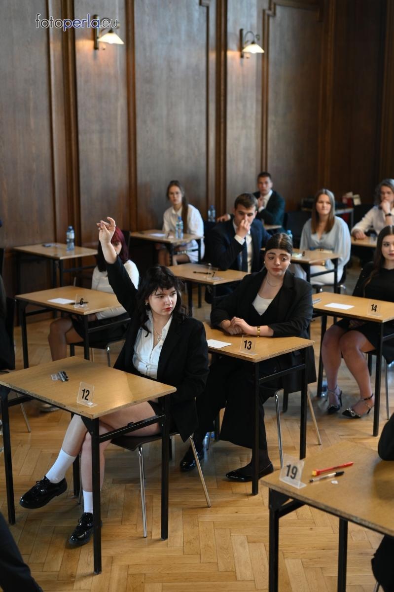 Zdjęcie w galerii na portalu naszraciborz.pl: Matura w Kasprowiczu. Piszą uczniowie sześciu klas FOTO] wiadomości z regionu