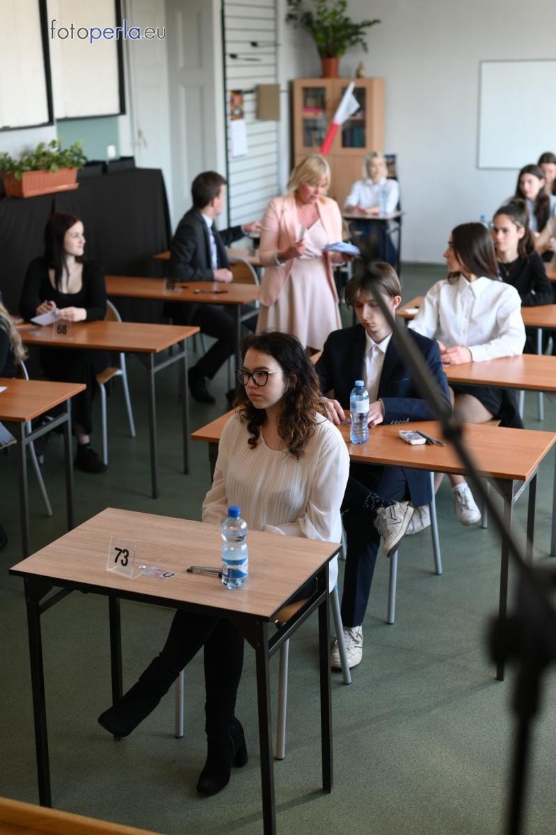 Zdjęcie w galerii na portalu naszraciborz.pl: Matura w Kasprowiczu. Piszą uczniowie sześciu klas FOTO] wiadomości z regionu