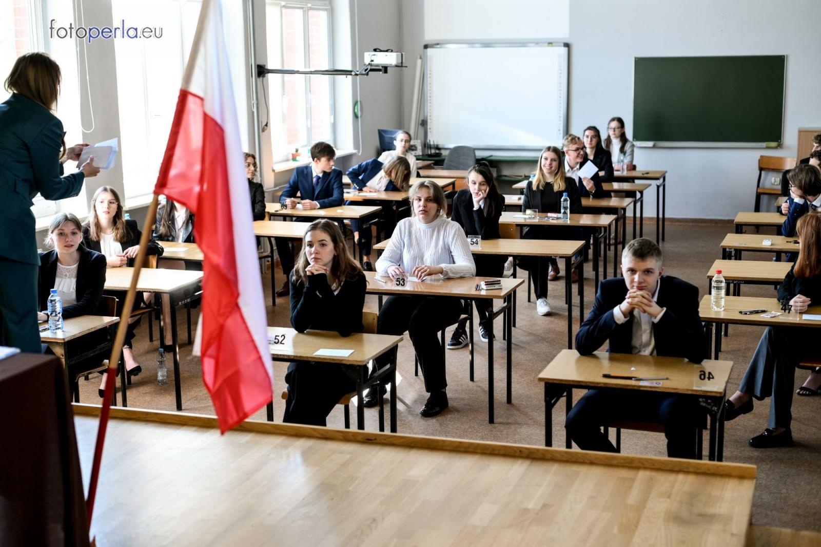 Zdjęcie w galerii na portalu naszraciborz.pl: Matura w Kasprowiczu. Piszą uczniowie sześciu klas FOTO] wiadomości z regionu