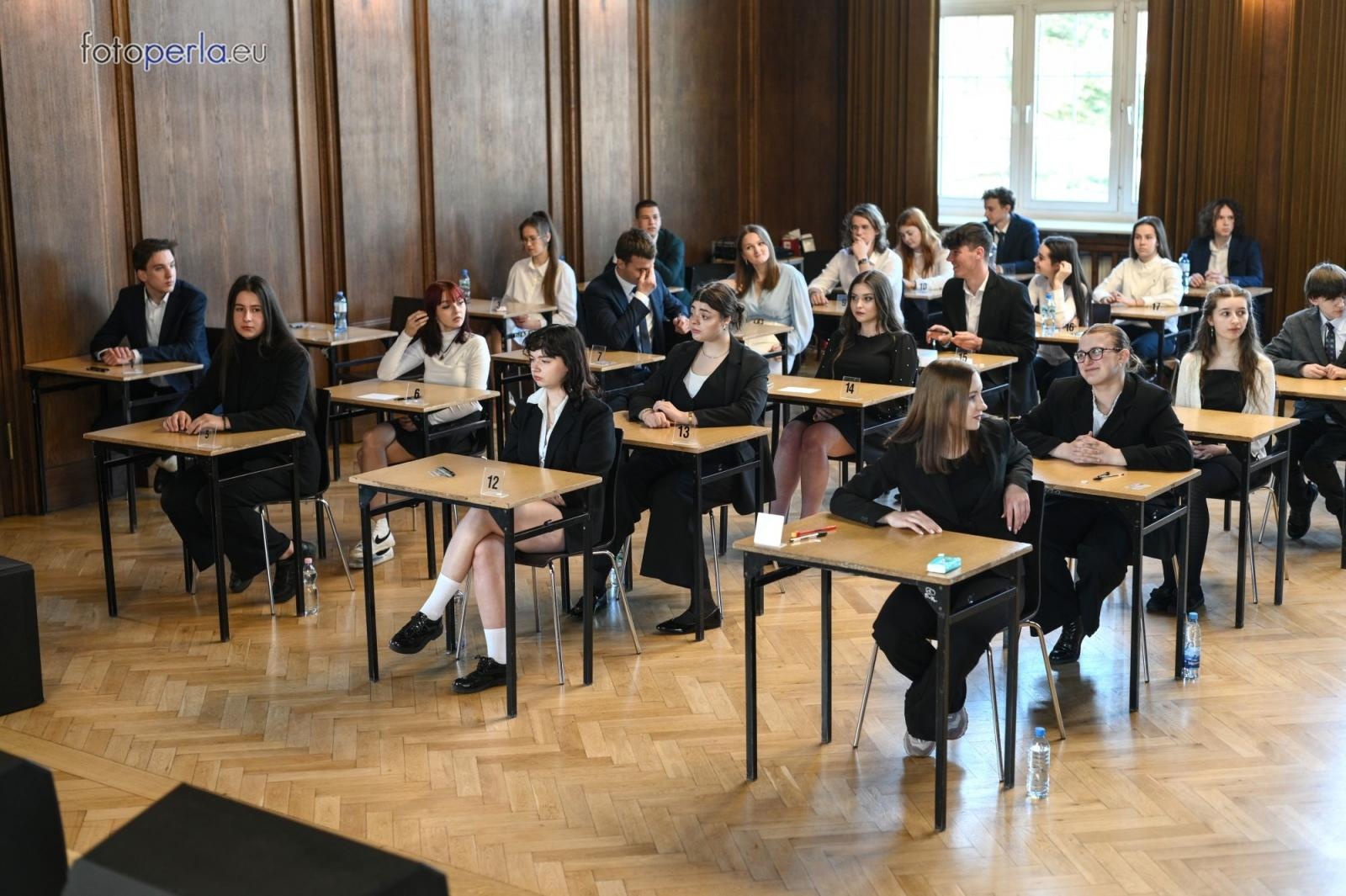 Zdjęcie w galerii na portalu naszraciborz.pl: Matura w Kasprowiczu. Piszą uczniowie sześciu klas FOTO] wiadomości z regionu