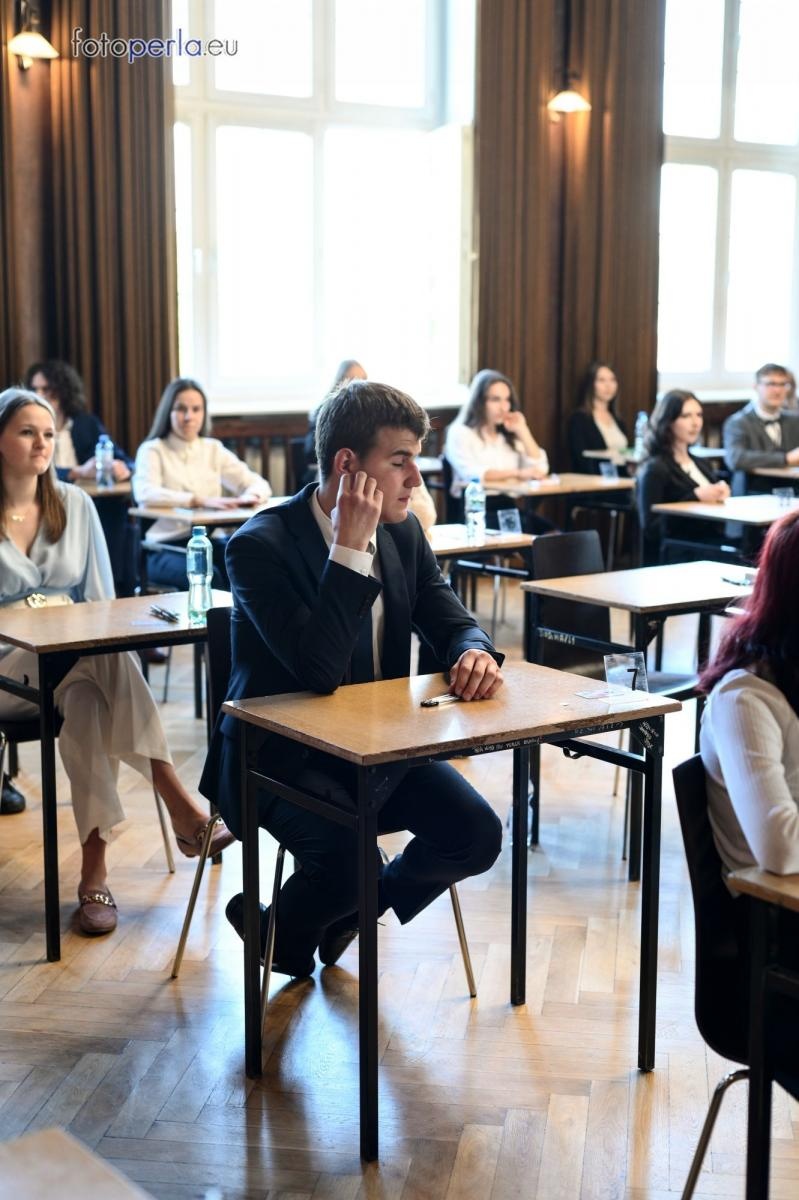 Zdjęcie w galerii na portalu naszraciborz.pl: Matura w Kasprowiczu. Piszą uczniowie sześciu klas FOTO] wiadomości z regionu