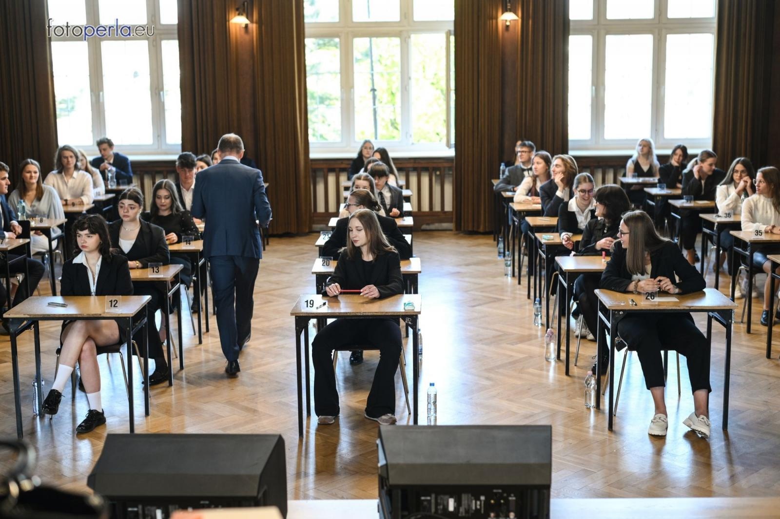 Zdjęcie w galerii na portalu naszraciborz.pl: Matura w Kasprowiczu. Piszą uczniowie sześciu klas FOTO] wiadomości z regionu