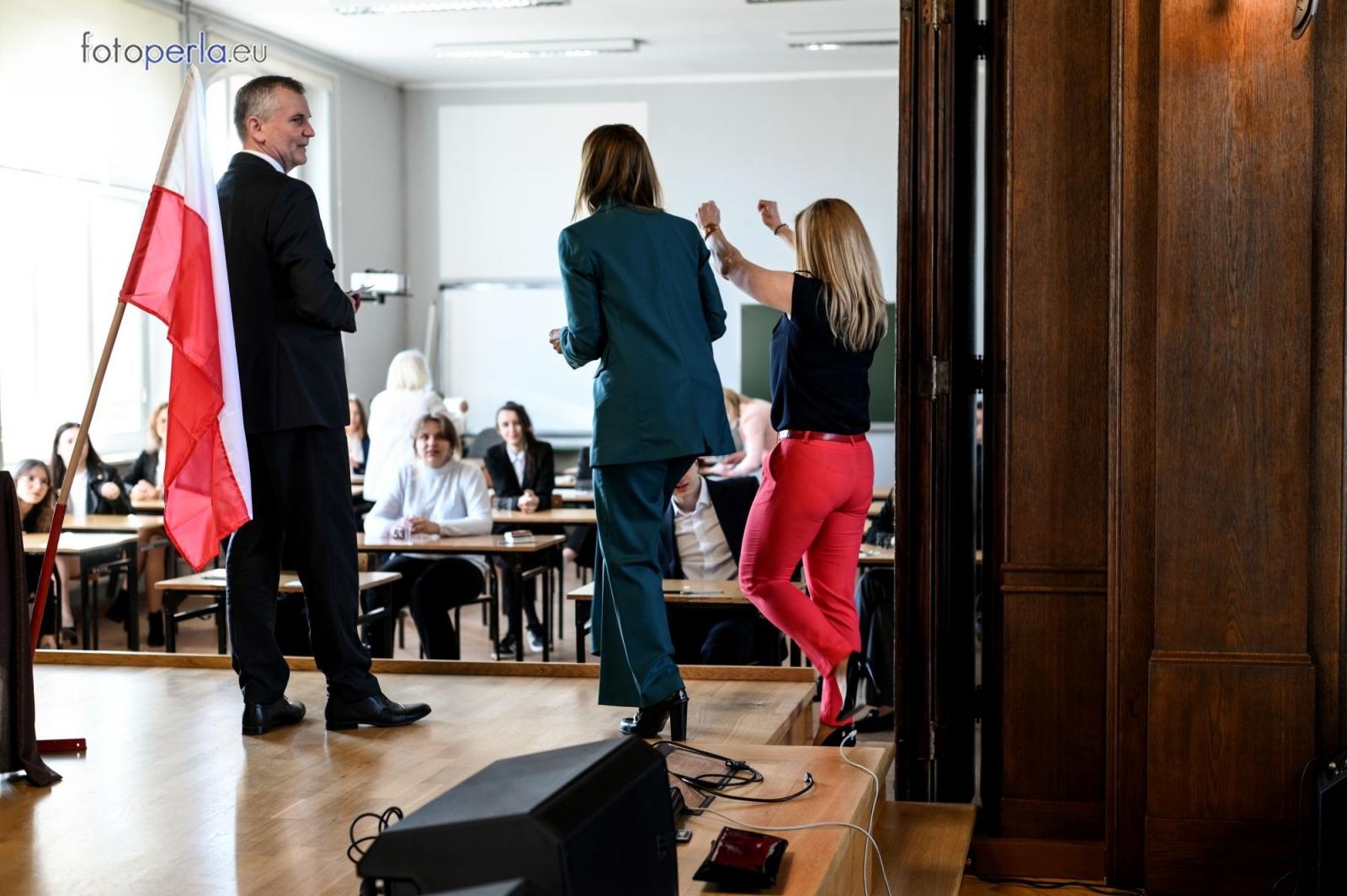 Zdjęcie w galerii na portalu naszraciborz.pl: Matura w Kasprowiczu. Piszą uczniowie sześciu klas FOTO] wiadomości z regionu