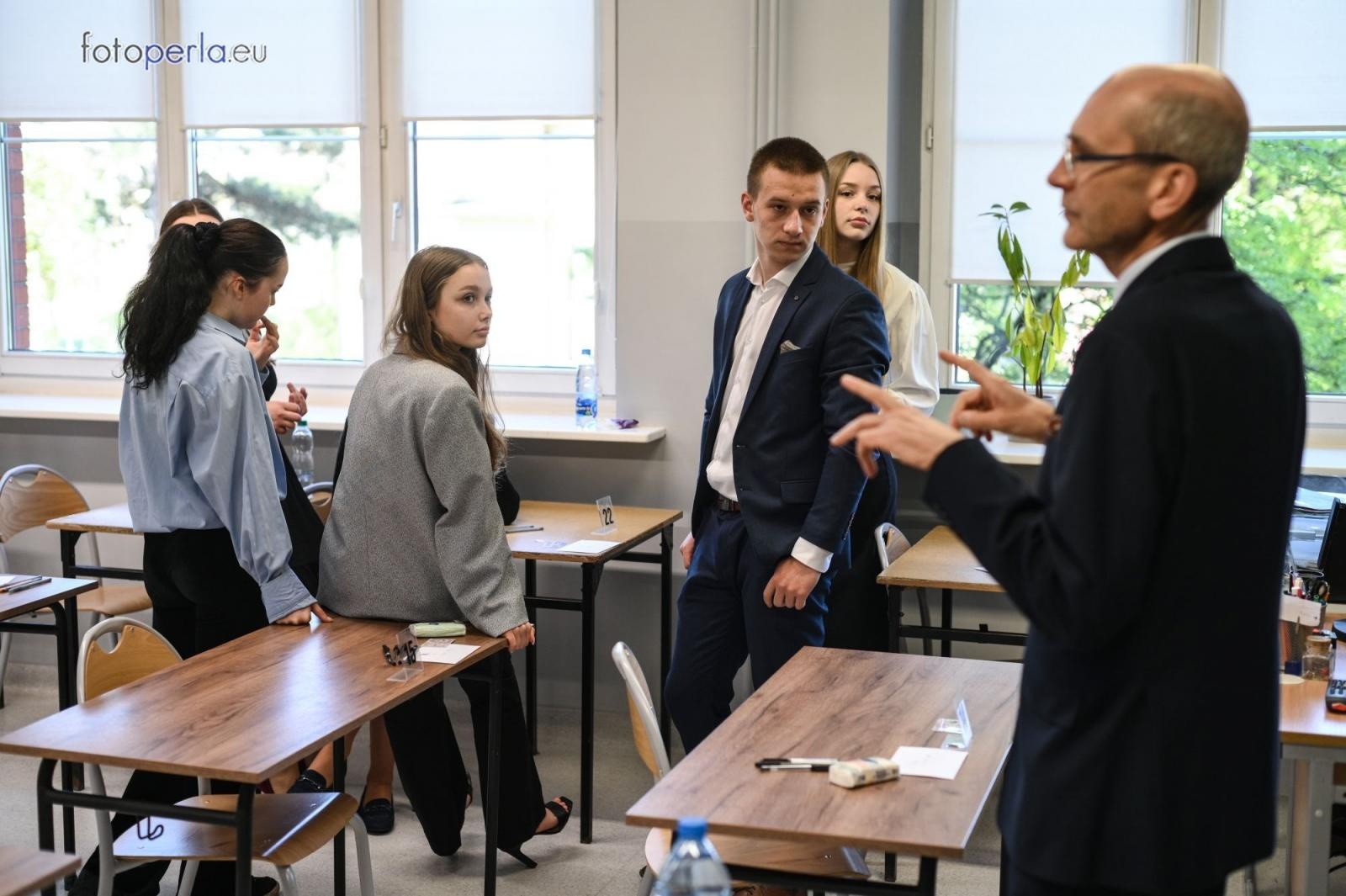 Zdjęcie w galerii na portalu naszraciborz.pl: Matura w Kasprowiczu. Piszą uczniowie sześciu klas FOTO] wiadomości z regionu