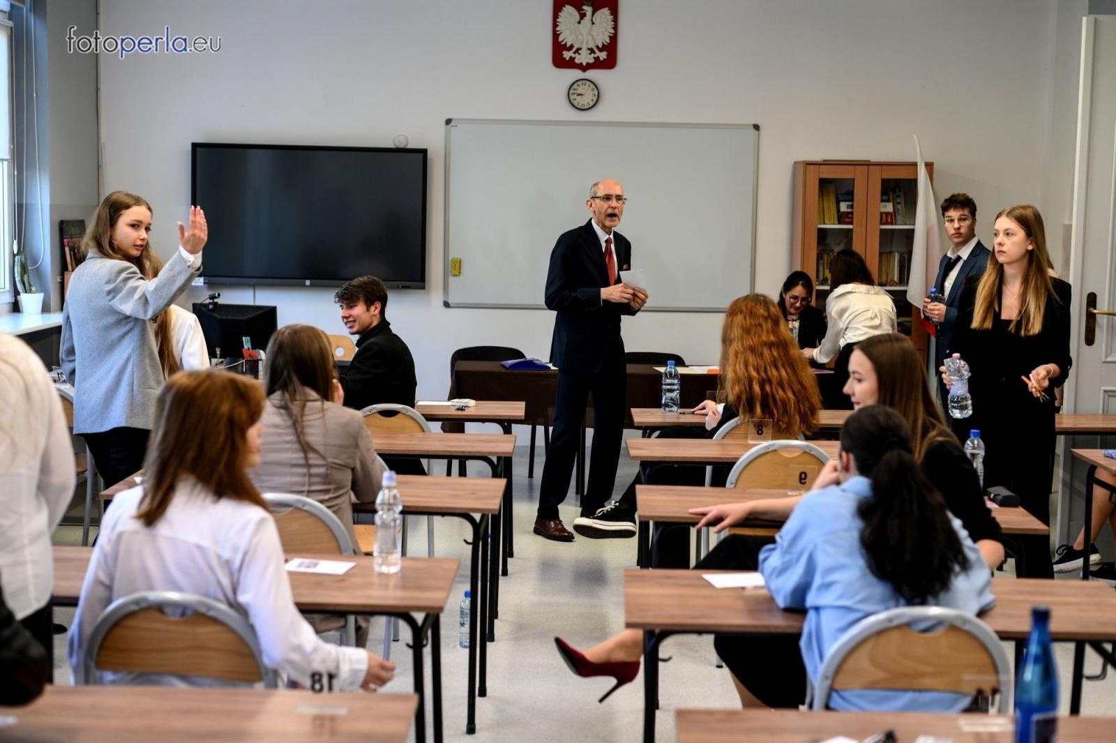 Zdjęcie w galerii na portalu naszraciborz.pl: Matura w Kasprowiczu. Piszą uczniowie sześciu klas FOTO] wiadomości z regionu
