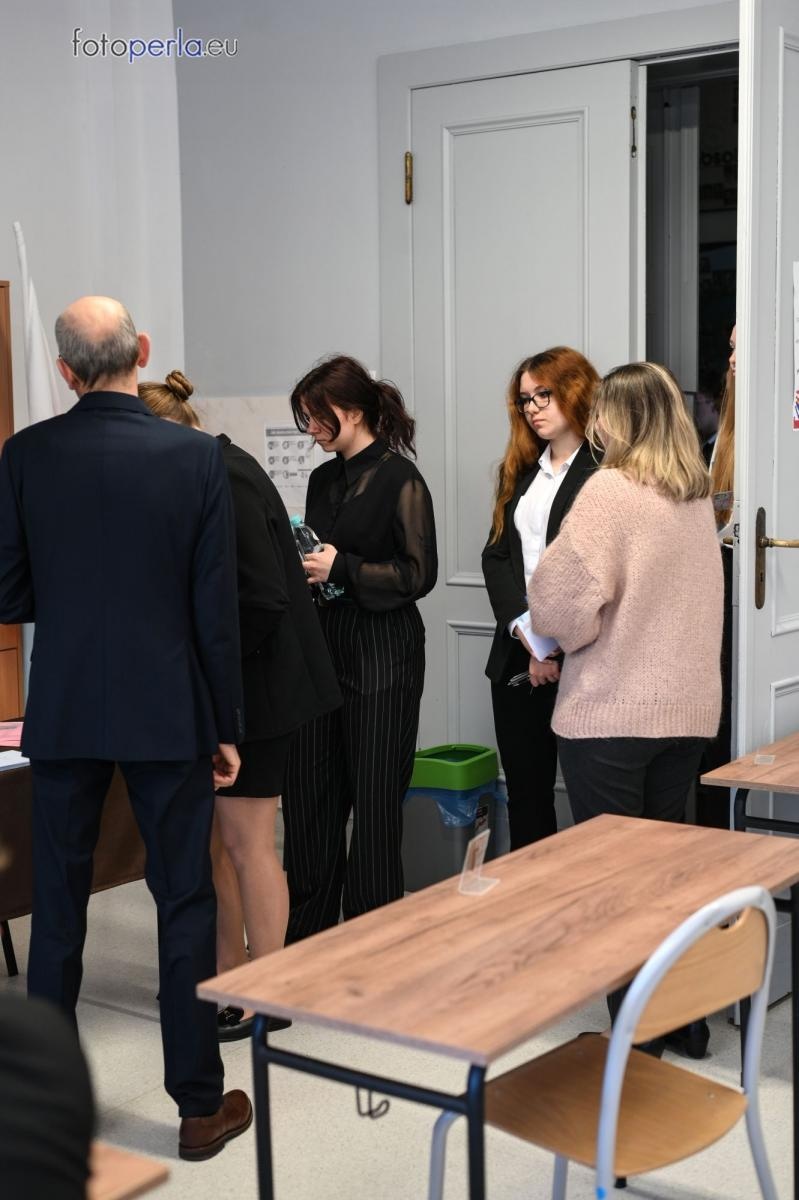 Zdjęcie w galerii na portalu naszraciborz.pl: Matura w Kasprowiczu. Piszą uczniowie sześciu klas FOTO] wiadomości z regionu