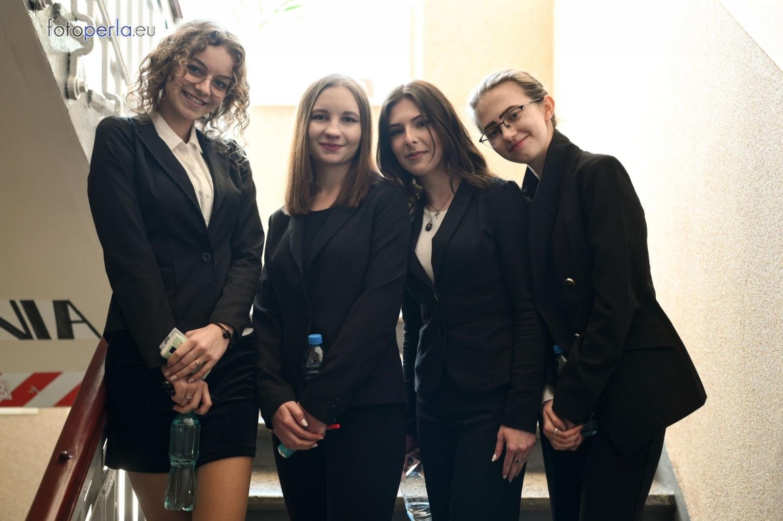 Zdjęcie w galerii na portalu naszraciborz.pl: Matura w Kasprowiczu. Piszą uczniowie sześciu klas FOTO] wiadomości z regionu