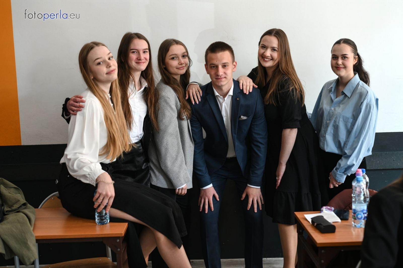 Zdjęcie w galerii na portalu naszraciborz.pl: Matura w Kasprowiczu. Piszą uczniowie sześciu klas FOTO] wiadomości z regionu