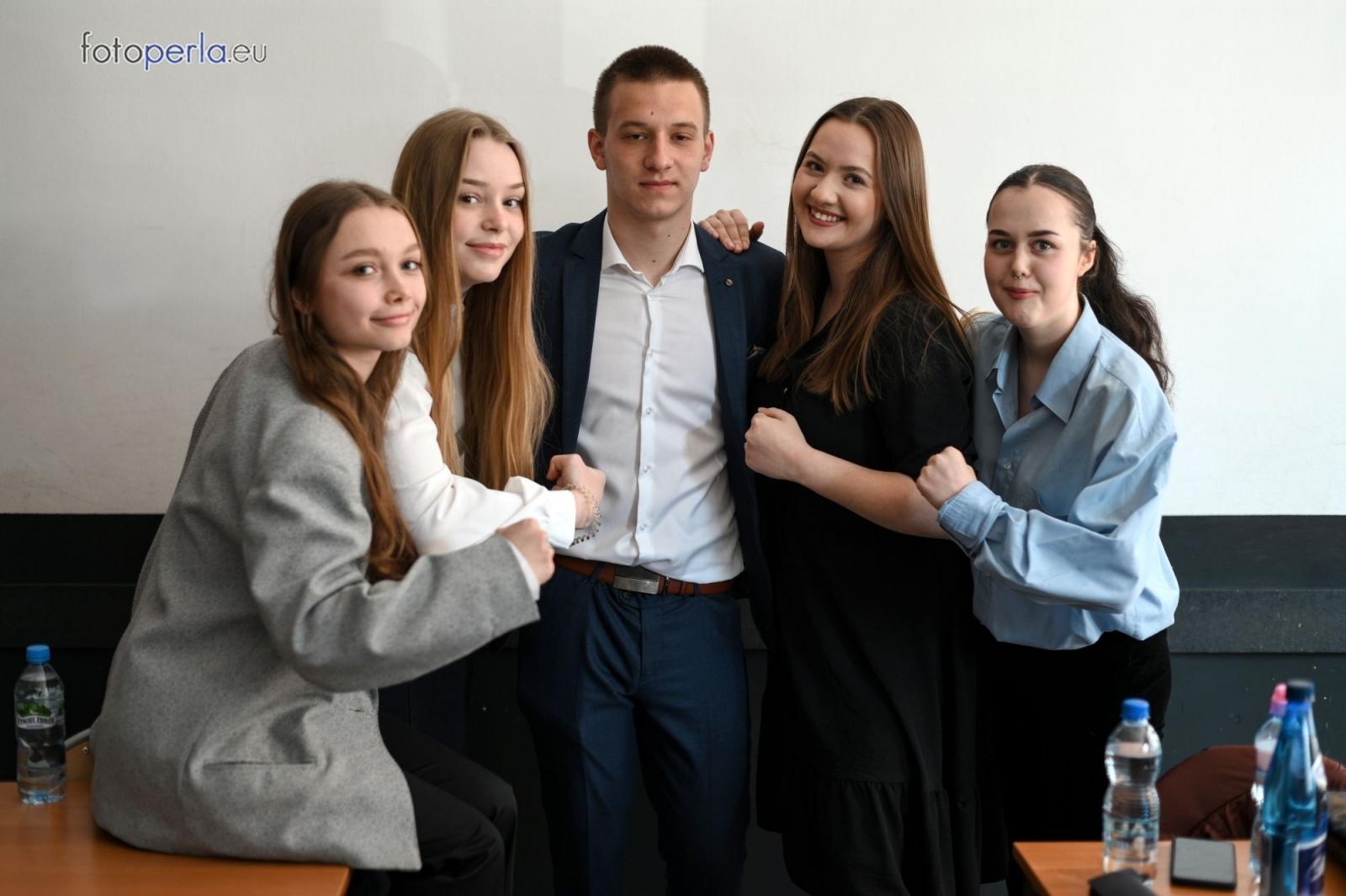 Zdjęcie w galerii na portalu naszraciborz.pl: Matura w Kasprowiczu. Piszą uczniowie sześciu klas FOTO] wiadomości z regionu