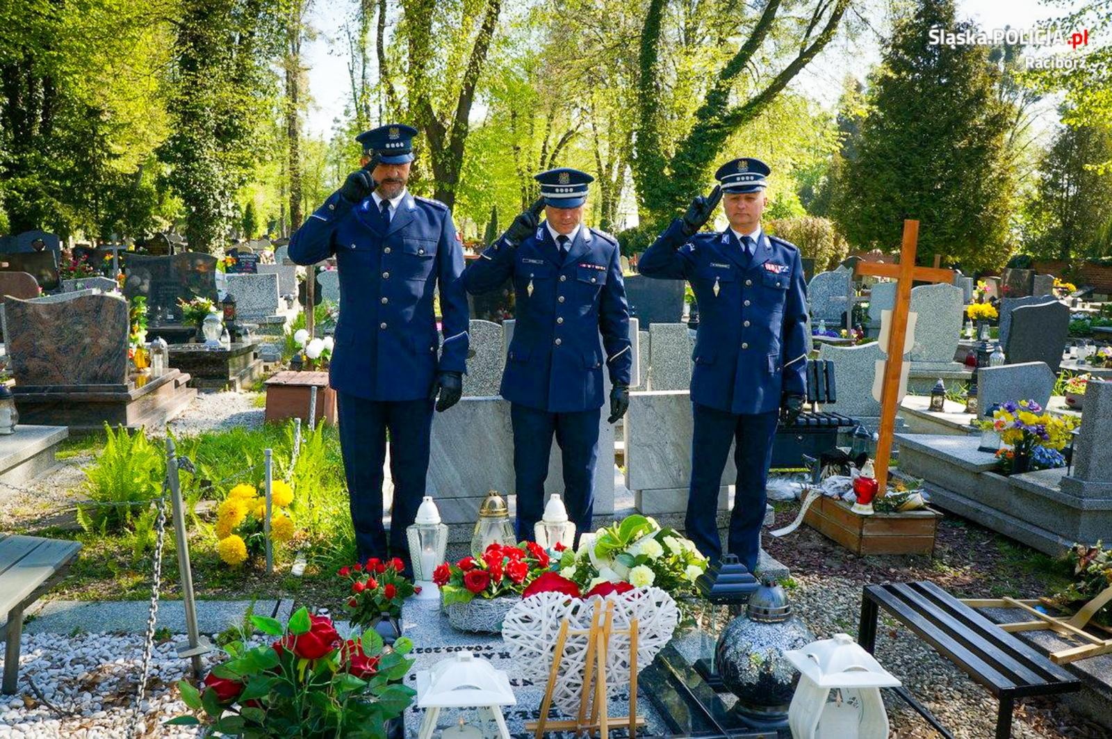 Zdjęcie w galerii na portalu naszraciborz.pl: Koledzy pamiętają. Druga rocznica tragicznej śmierci asp. M. Kędzierskiego wiadomości z regionu