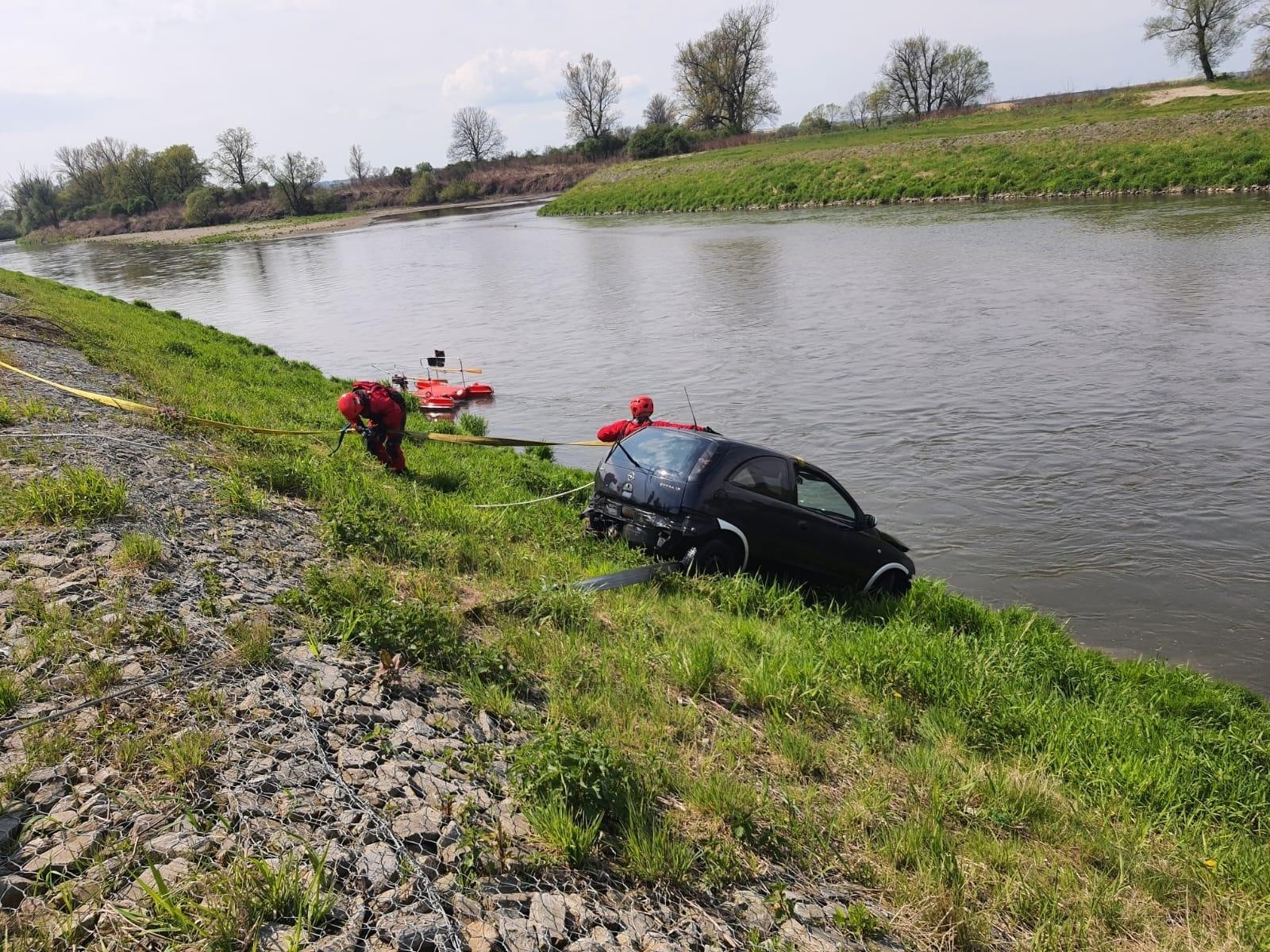 Zdjęcie w galerii na portalu naszraciborz.pl: Corsa w Odrze. Nurt pchał samochód na zaporę czołową zbiornika Racibórz wiadomości z regionu