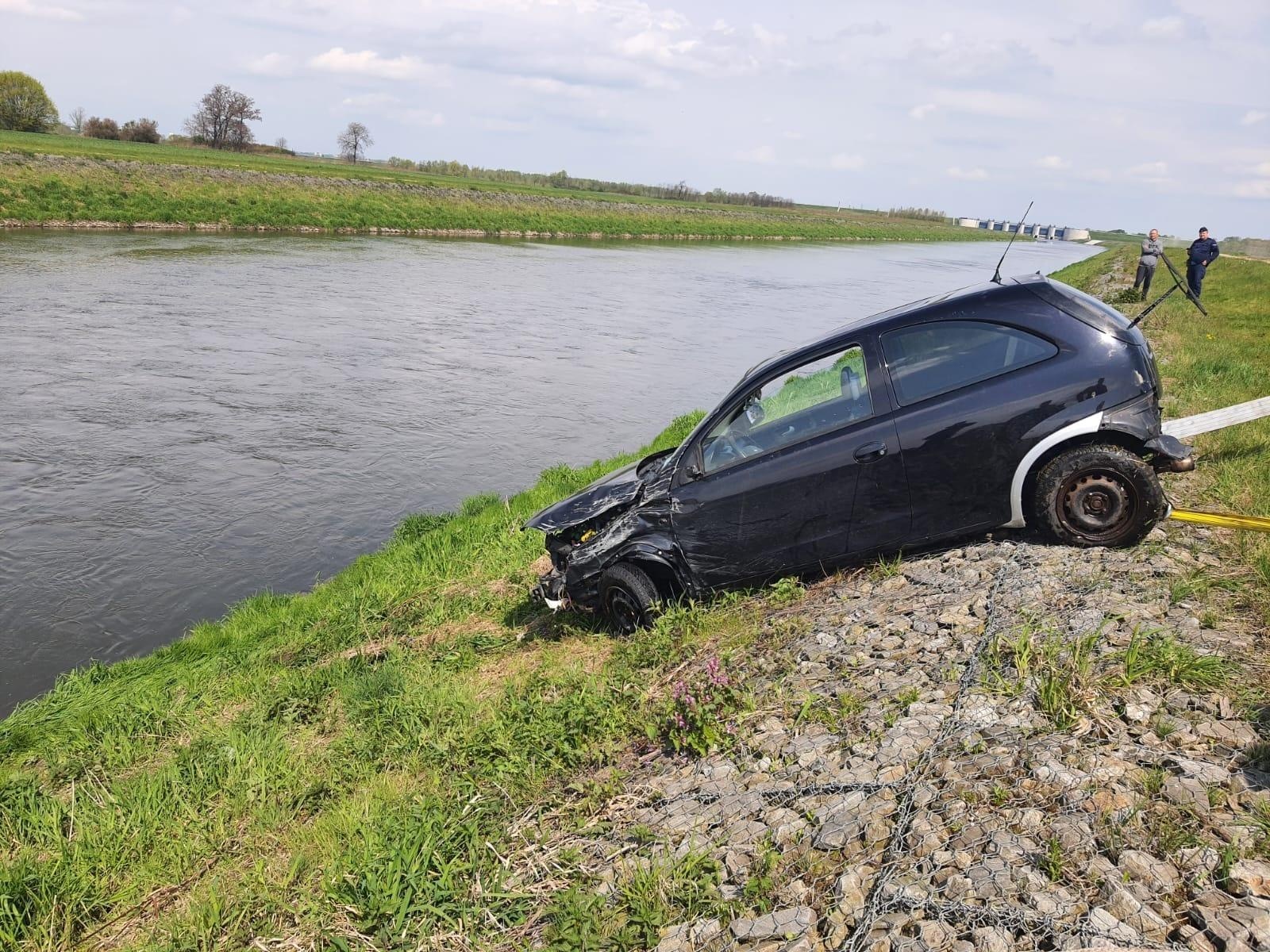 Zdjęcie w galerii na portalu naszraciborz.pl: Corsa w Odrze. Nurt pchał samochód na zaporę czołową zbiornika Racibórz wiadomości z regionu