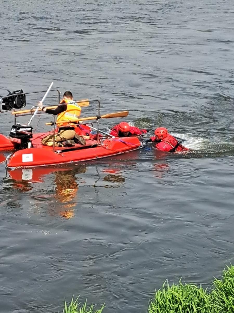 Zdjęcie w galerii na portalu naszraciborz.pl: Corsa w Odrze. Nurt pchał samochód na zaporę czołową zbiornika Racibórz wiadomości z regionu