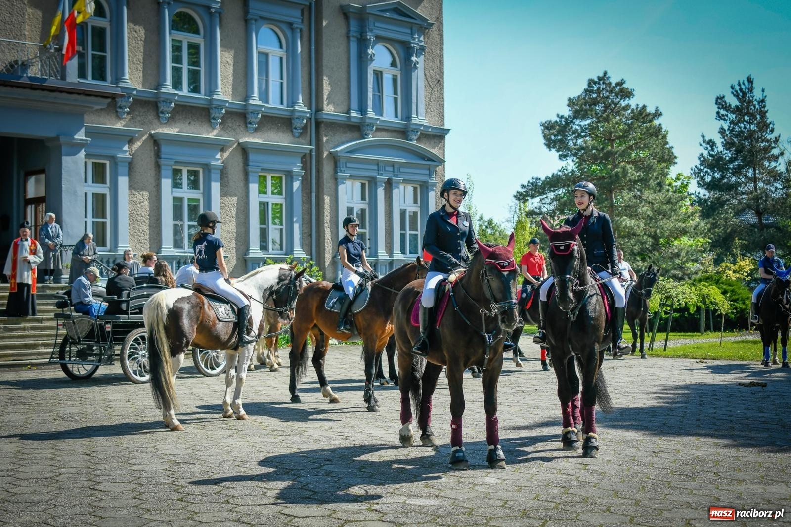 Zdjęcie w galerii na portalu naszraciborz.pl: Sołtys wymodlił słoneczną pogodę. Procesja na św. Floriana w Pogrzebieniu wiadomości z regionu
