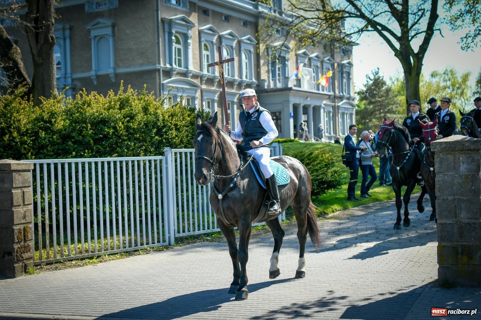 Zdjęcie w galerii na portalu naszraciborz.pl: Sołtys wymodlił słoneczną pogodę. Procesja na św. Floriana w Pogrzebieniu wiadomości z regionu