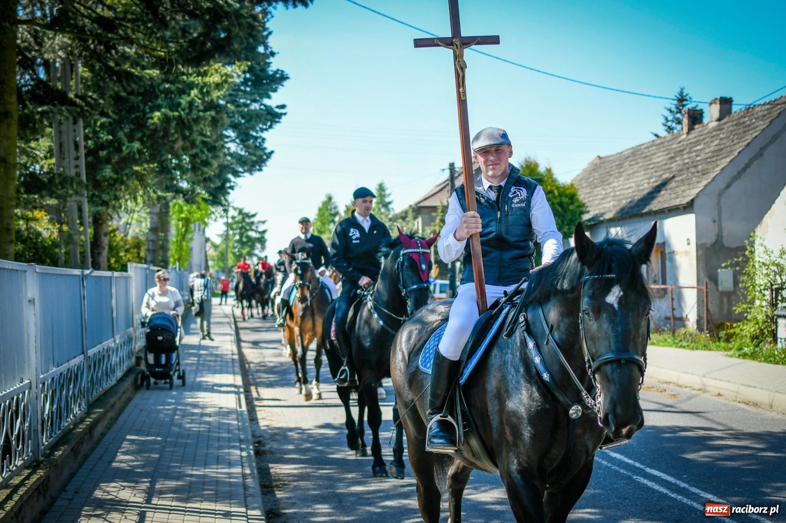 Zdjęcie w galerii na portalu naszraciborz.pl: Sołtys wymodlił słoneczną pogodę. Procesja na św. Floriana w Pogrzebieniu wiadomości z regionu