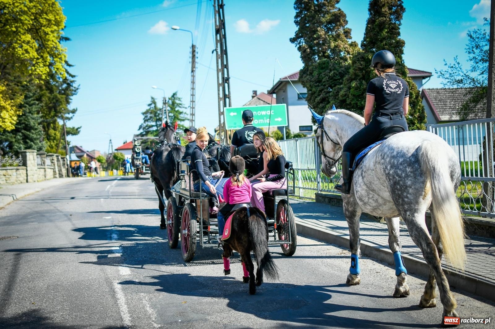 Zdjęcie w galerii na portalu naszraciborz.pl: Sołtys wymodlił słoneczną pogodę. Procesja na św. Floriana w Pogrzebieniu wiadomości z regionu