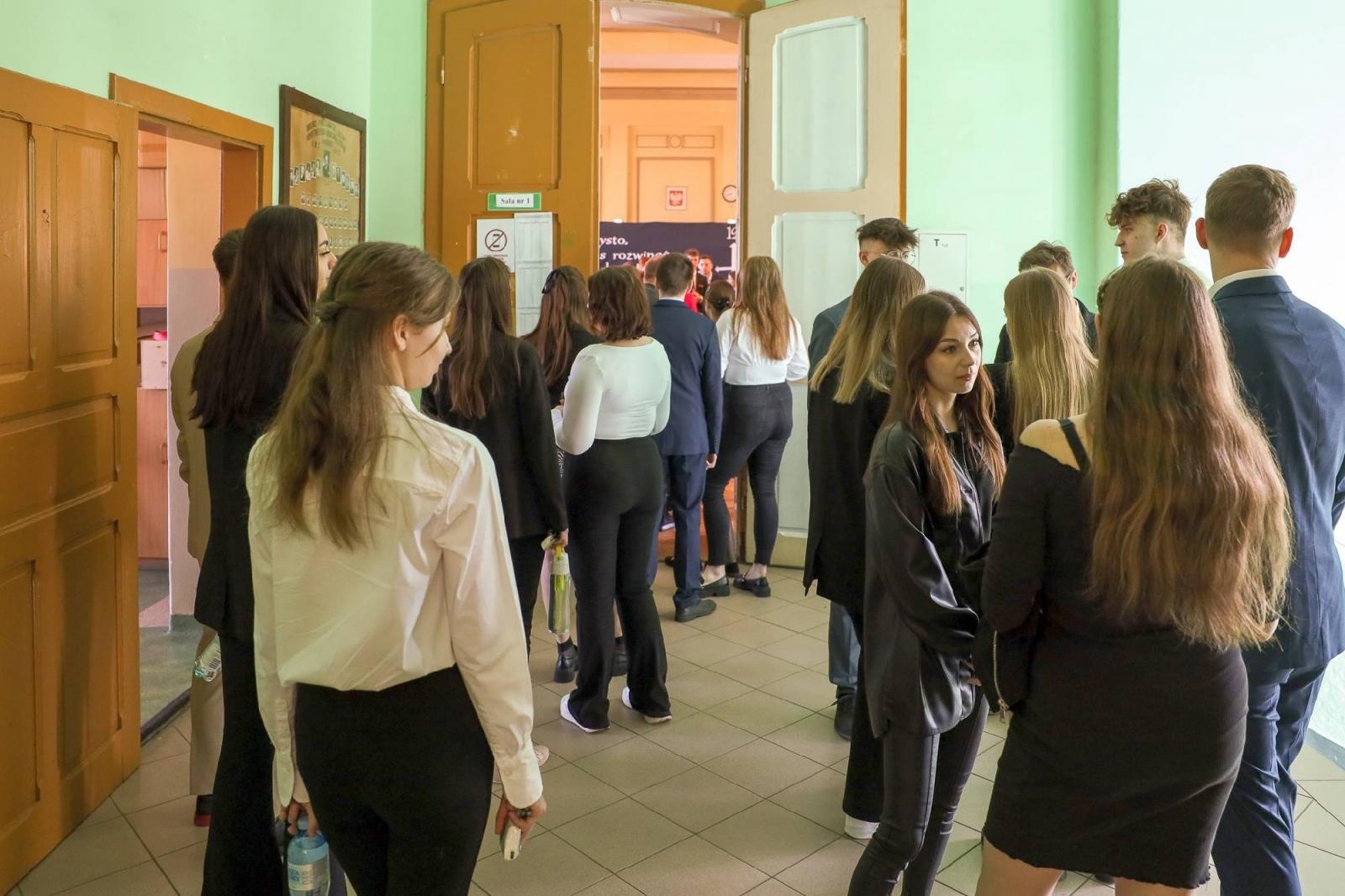 Zdjęcie w galerii na portalu naszraciborz.pl: Matura w raciborskim Ekonomiku [FOTO] wiadomości z regionu