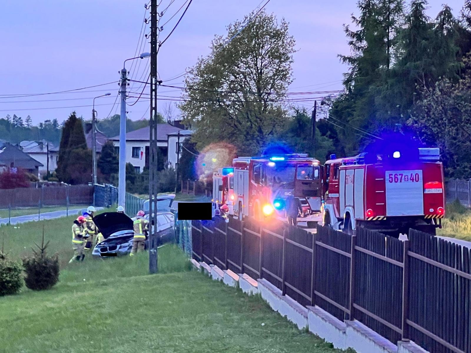 Zdjęcie w galerii na portalu naszraciborz.pl: BMW wjechało w ogrodzenie w Pogrzebieniu wiadomości z regionu
