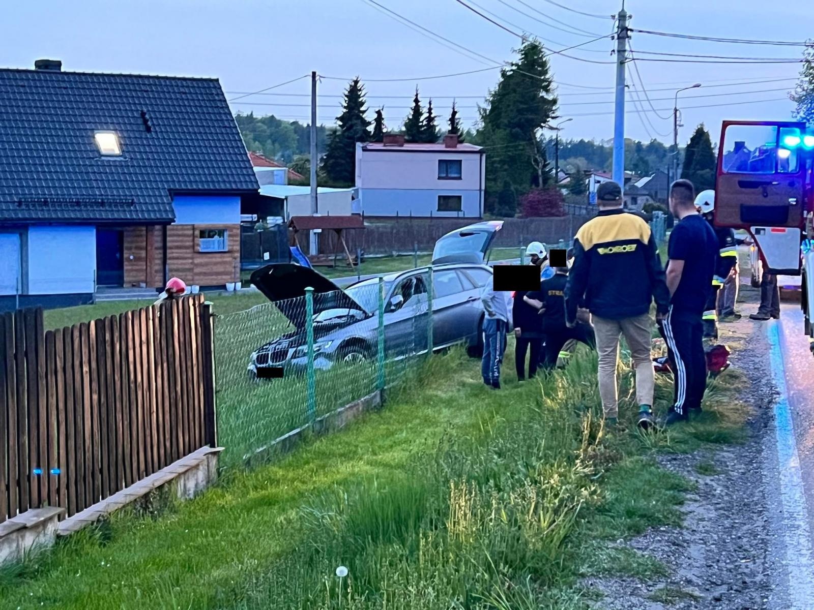 Zdjęcie w galerii na portalu naszraciborz.pl: BMW wjechało w ogrodzenie w Pogrzebieniu wiadomości z regionu