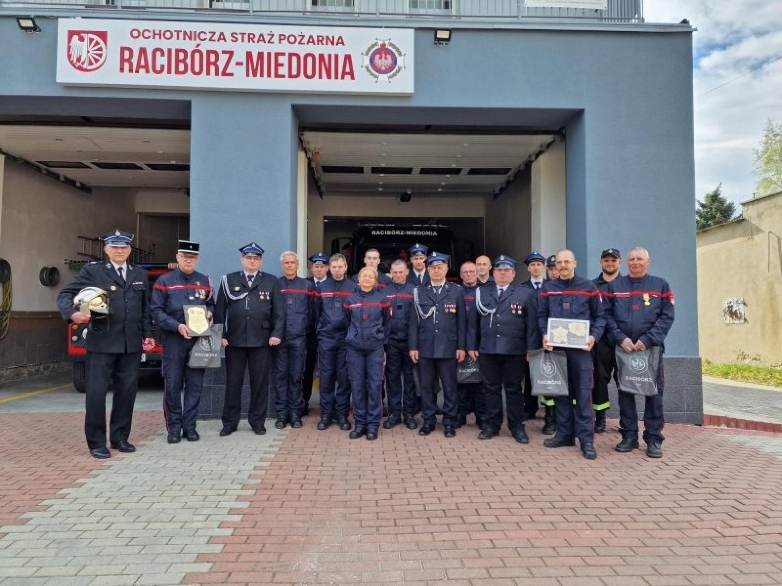 Zdjęcie w galerii na portalu naszraciborz.pl: Druhowie z Miedoni gościli strażaków z Francji wiadomości z regionu