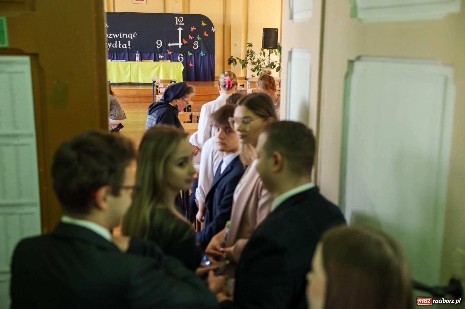 Zdjęcie w galerii na portalu naszraciborz.pl: Maturzyści Ekonomika zmierzyli się z językiem obcym wiadomości z regionu