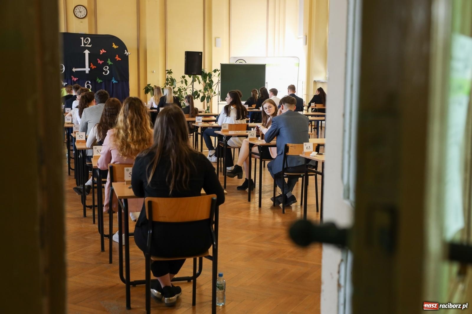 Zdjęcie w galerii na portalu naszraciborz.pl: Maturzyści Ekonomika zmierzyli się z językiem obcym wiadomości z regionu