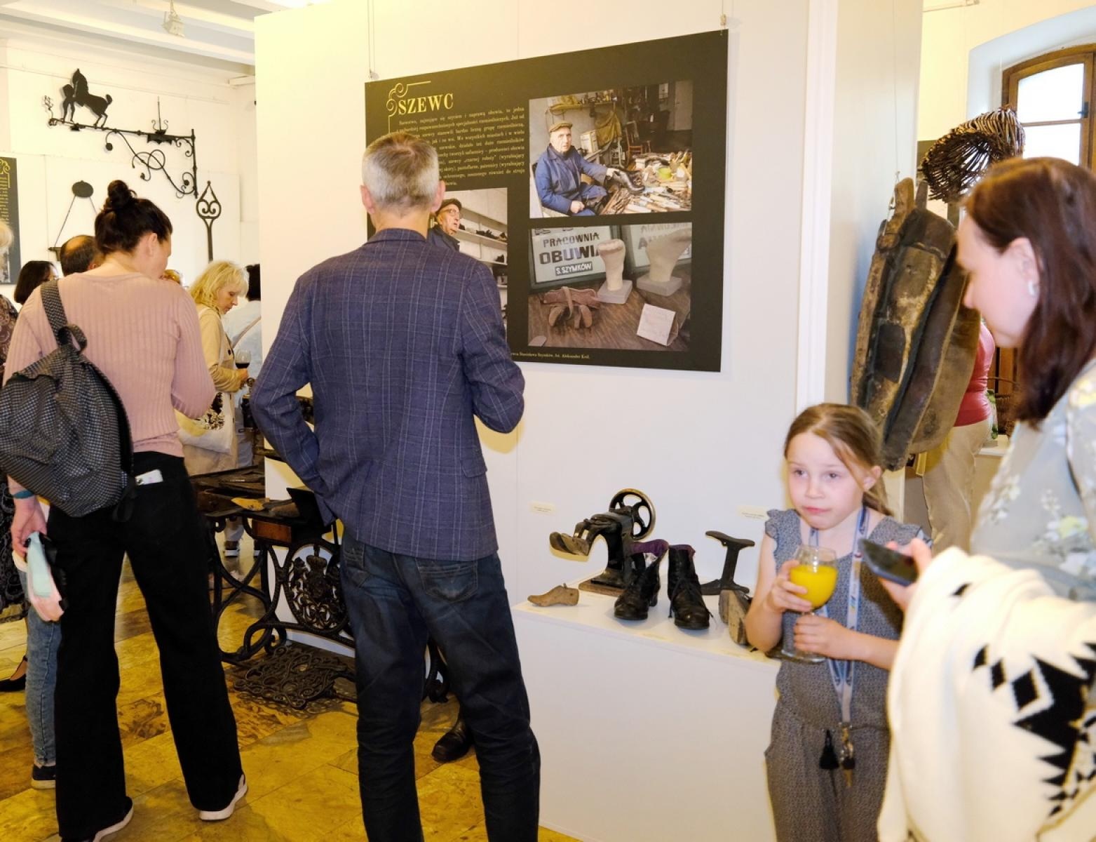 Zdjęcie w galerii na portalu naszraciborz.pl: Ginące zawody - w Muzeum otwarto nową wystawę wiadomości z regionu