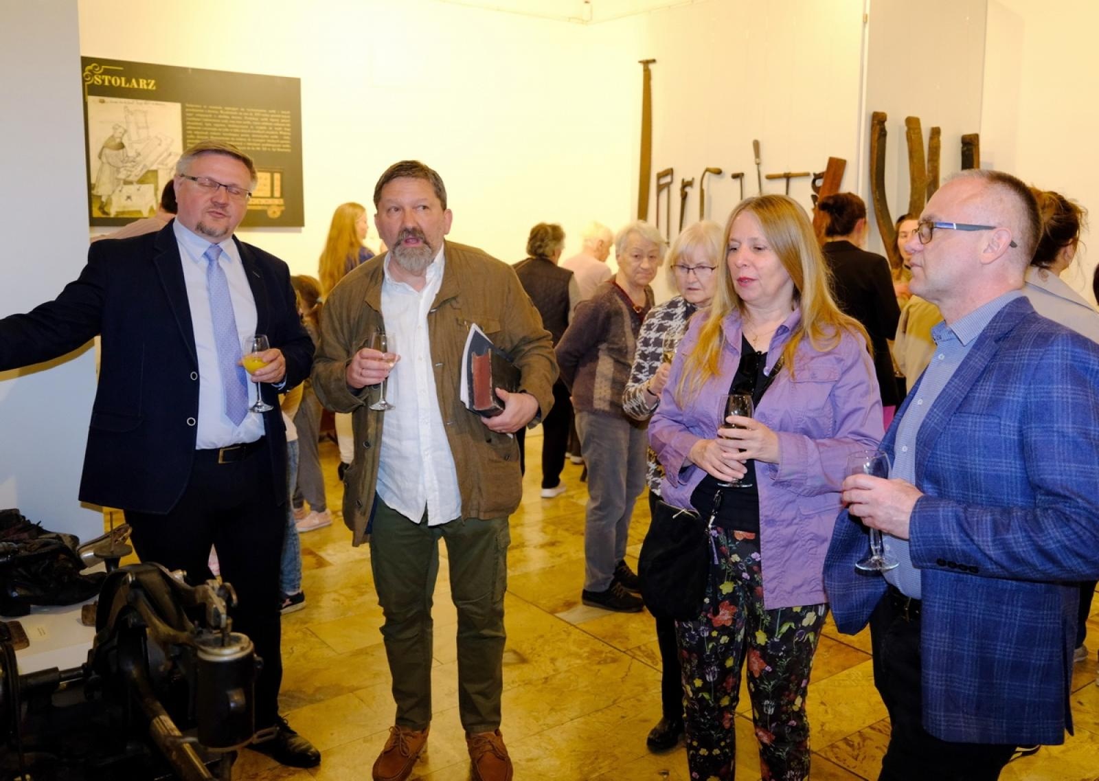 Zdjęcie w galerii na portalu naszraciborz.pl: Ginące zawody - w Muzeum otwarto nową wystawę wiadomości z regionu