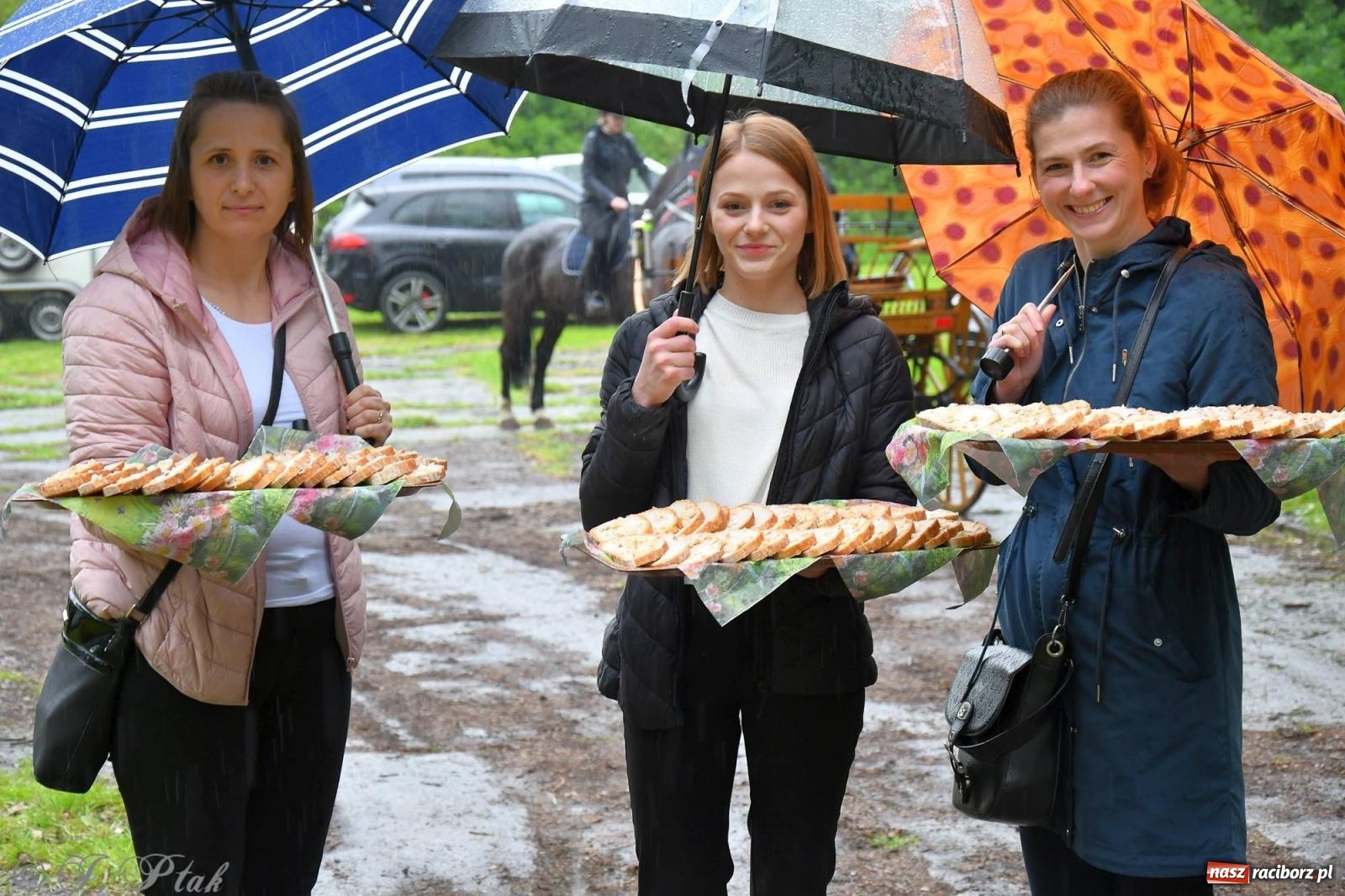 Zdjęcie w galerii na portalu naszraciborz.pl: W Łubowicach deszczu się nie przestraszyli. Procesja na św. Urbana wiadomości z regionu