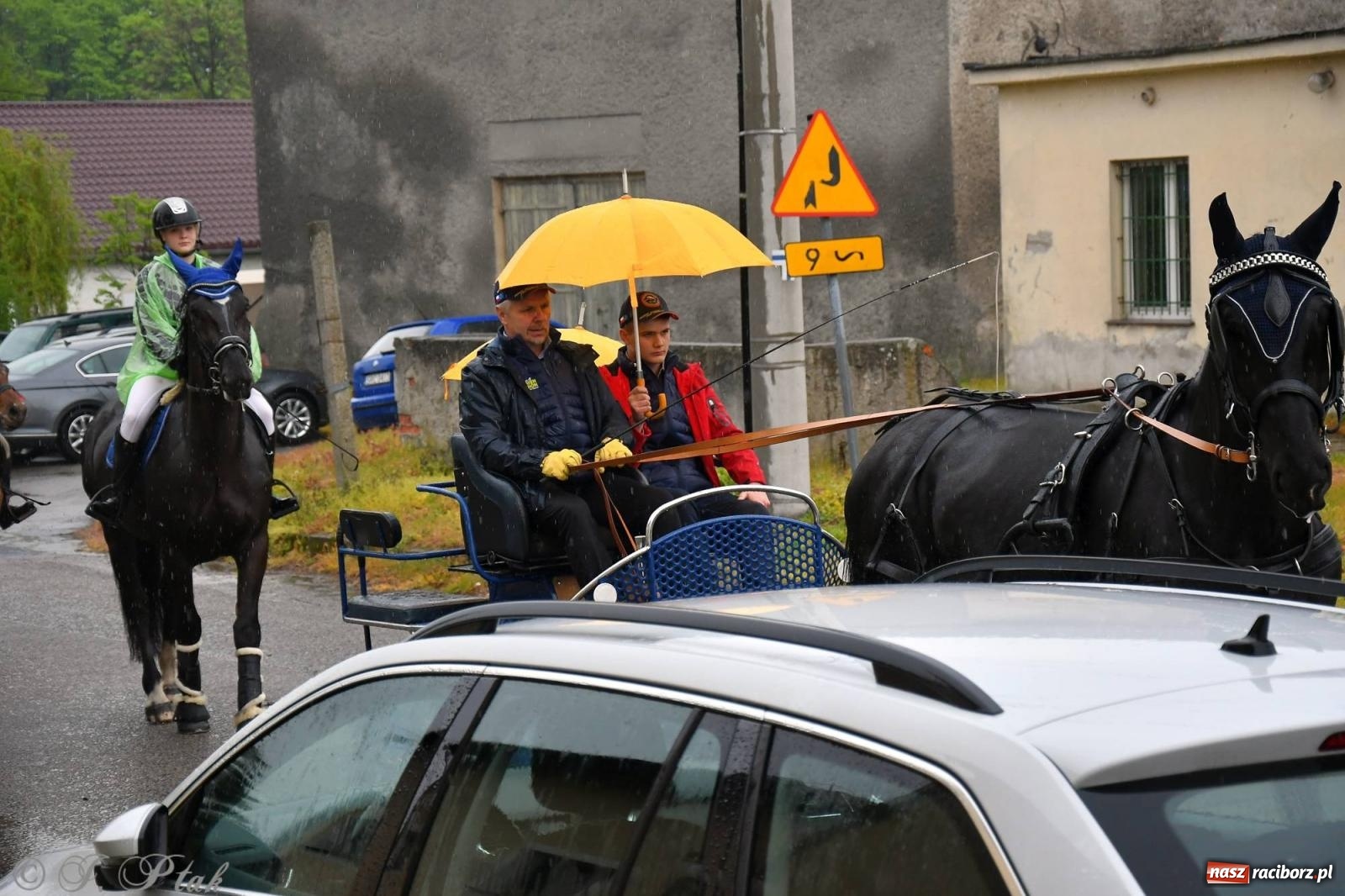 Zdjęcie w galerii na portalu naszraciborz.pl: W Łubowicach deszczu się nie przestraszyli. Procesja na św. Urbana wiadomości z regionu