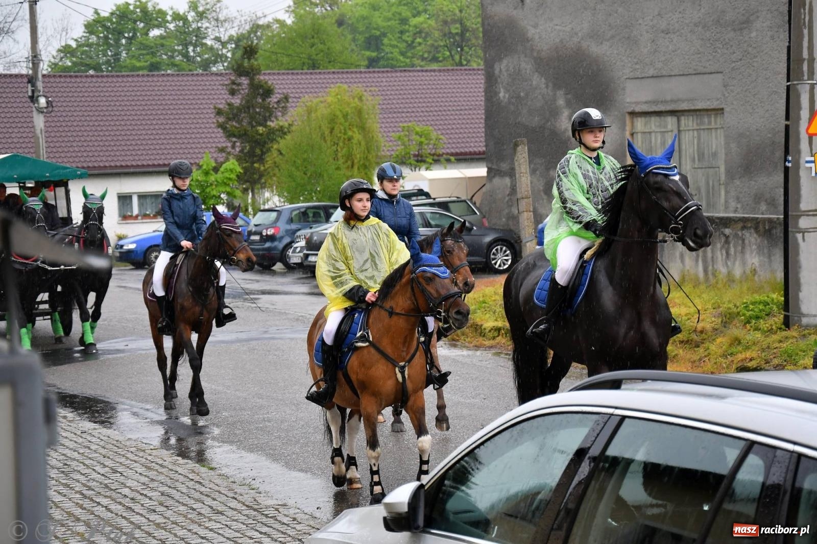 Zdjęcie w galerii na portalu naszraciborz.pl: W Łubowicach deszczu się nie przestraszyli. Procesja na św. Urbana wiadomości z regionu