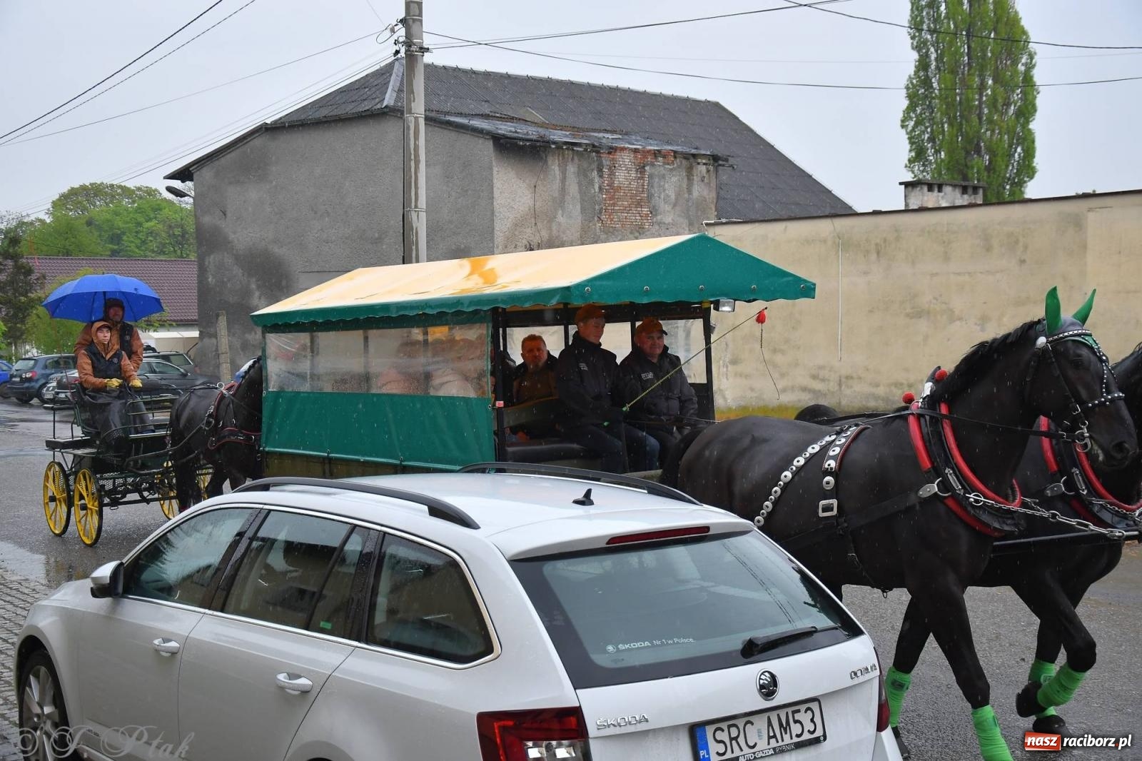 Zdjęcie w galerii na portalu naszraciborz.pl: W Łubowicach deszczu się nie przestraszyli. Procesja na św. Urbana wiadomości z regionu