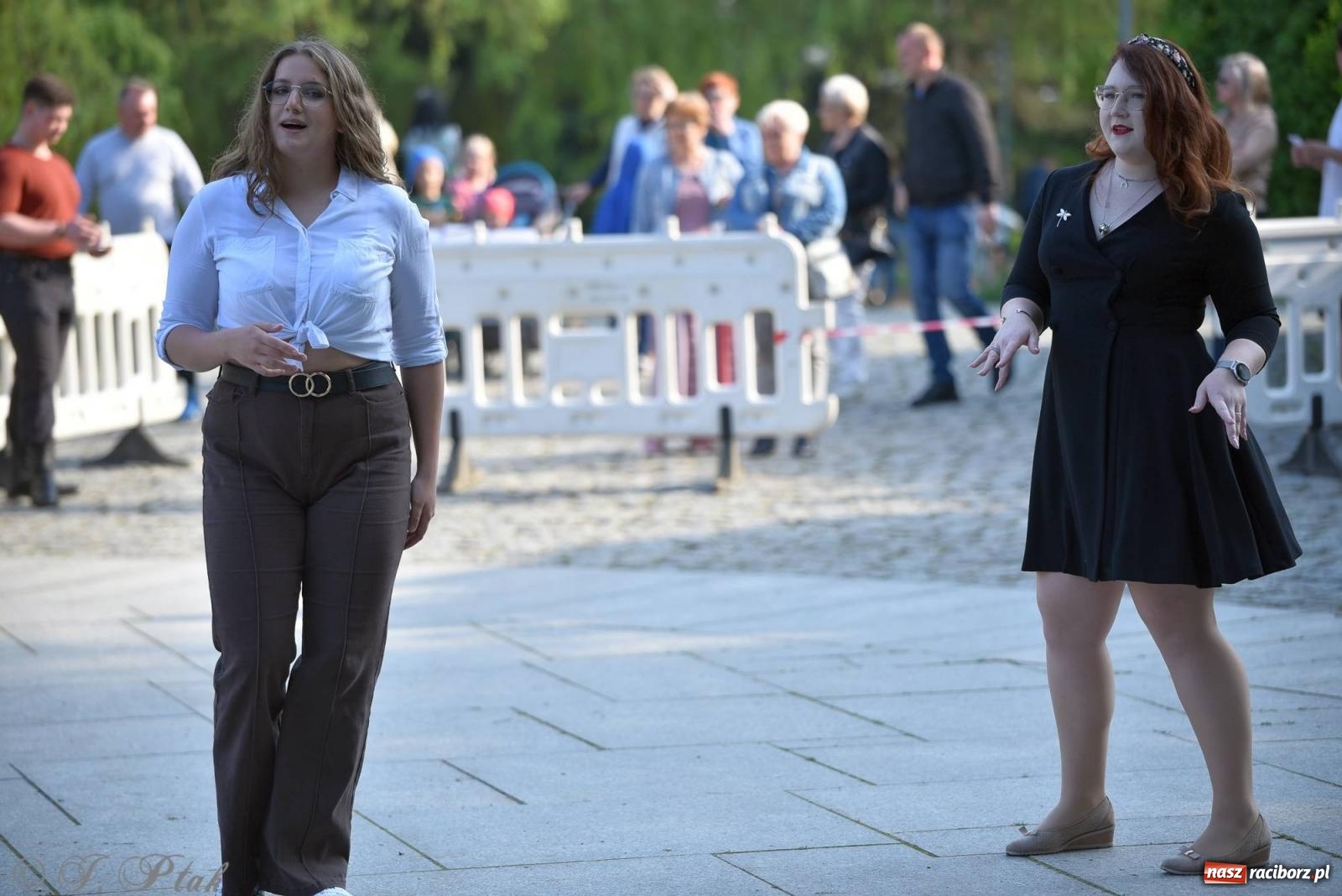 Zdjęcie w galerii na portalu naszraciborz.pl: Majówkowa potańcówka retro w parku m. Roth wiadomości z regionu