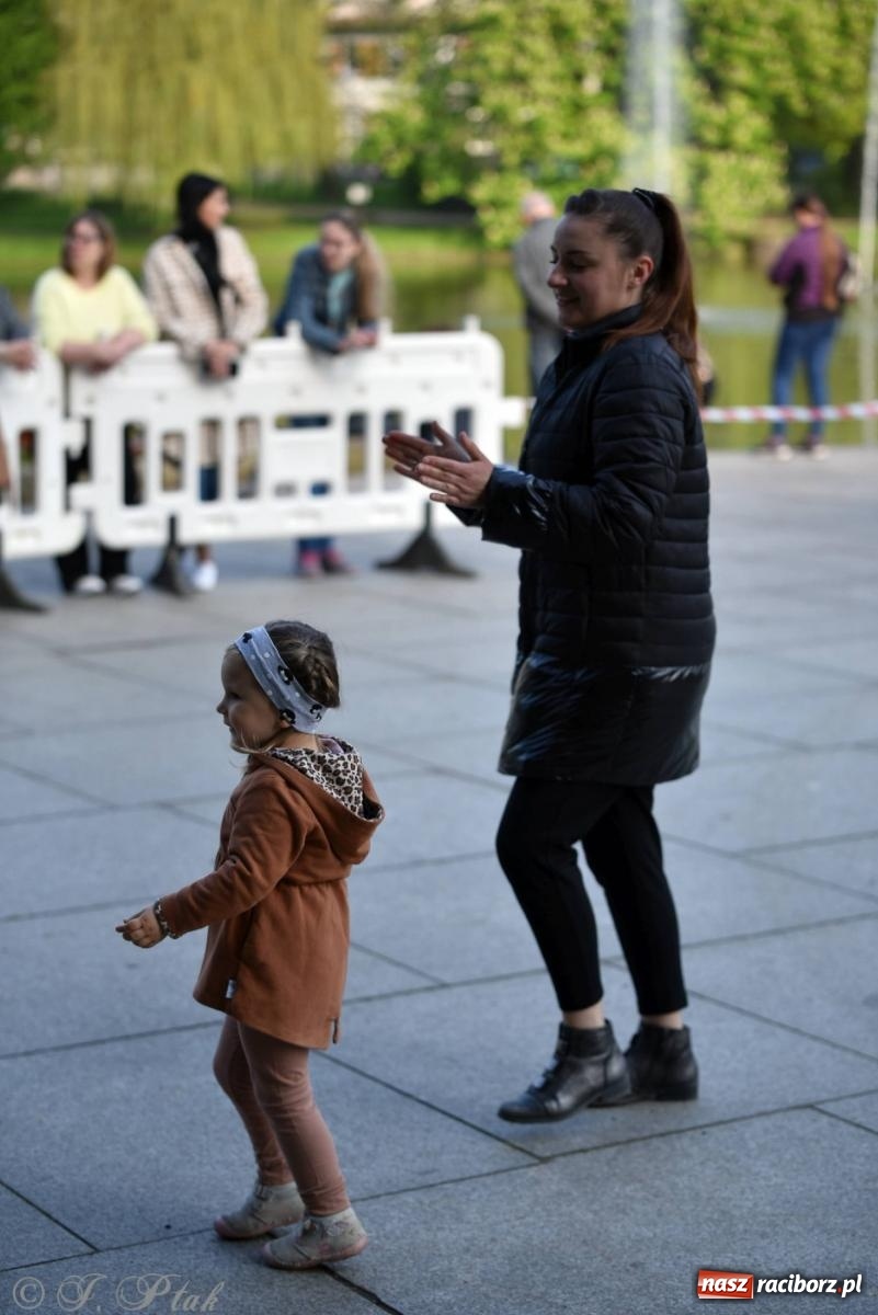 Zdjęcie w galerii na portalu naszraciborz.pl: Majówkowa potańcówka retro w parku m. Roth wiadomości z regionu