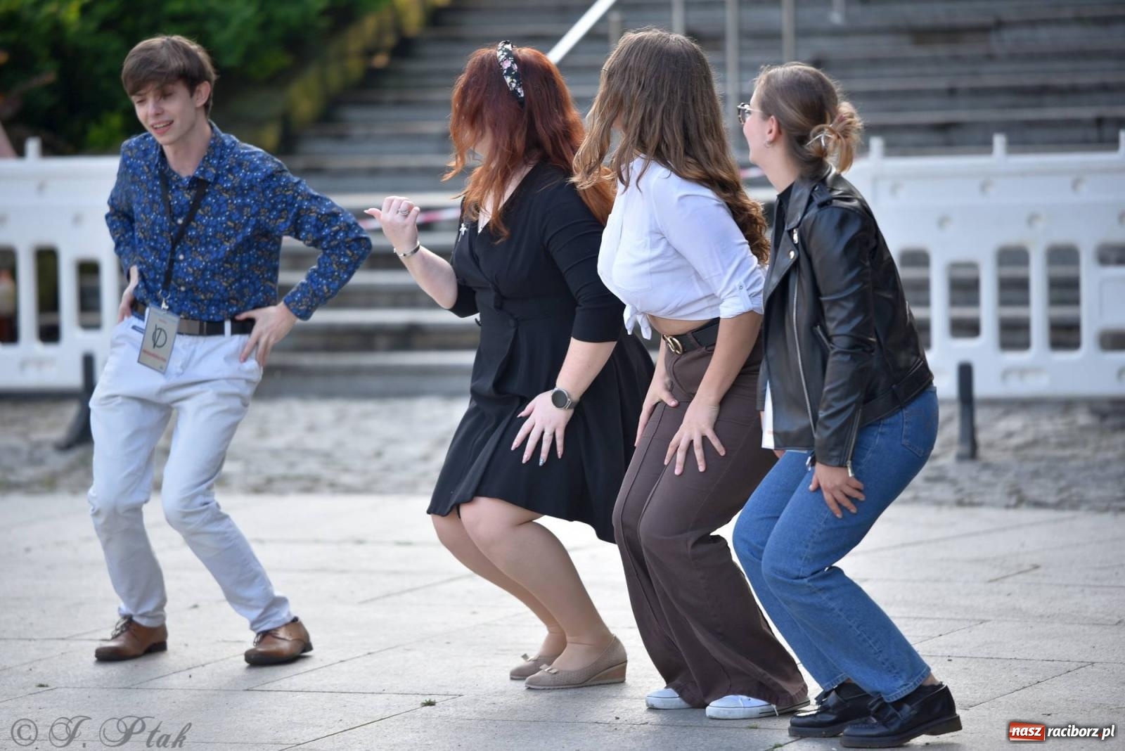 Zdjęcie w galerii na portalu naszraciborz.pl: Majówkowa potańcówka retro w parku m. Roth wiadomości z regionu