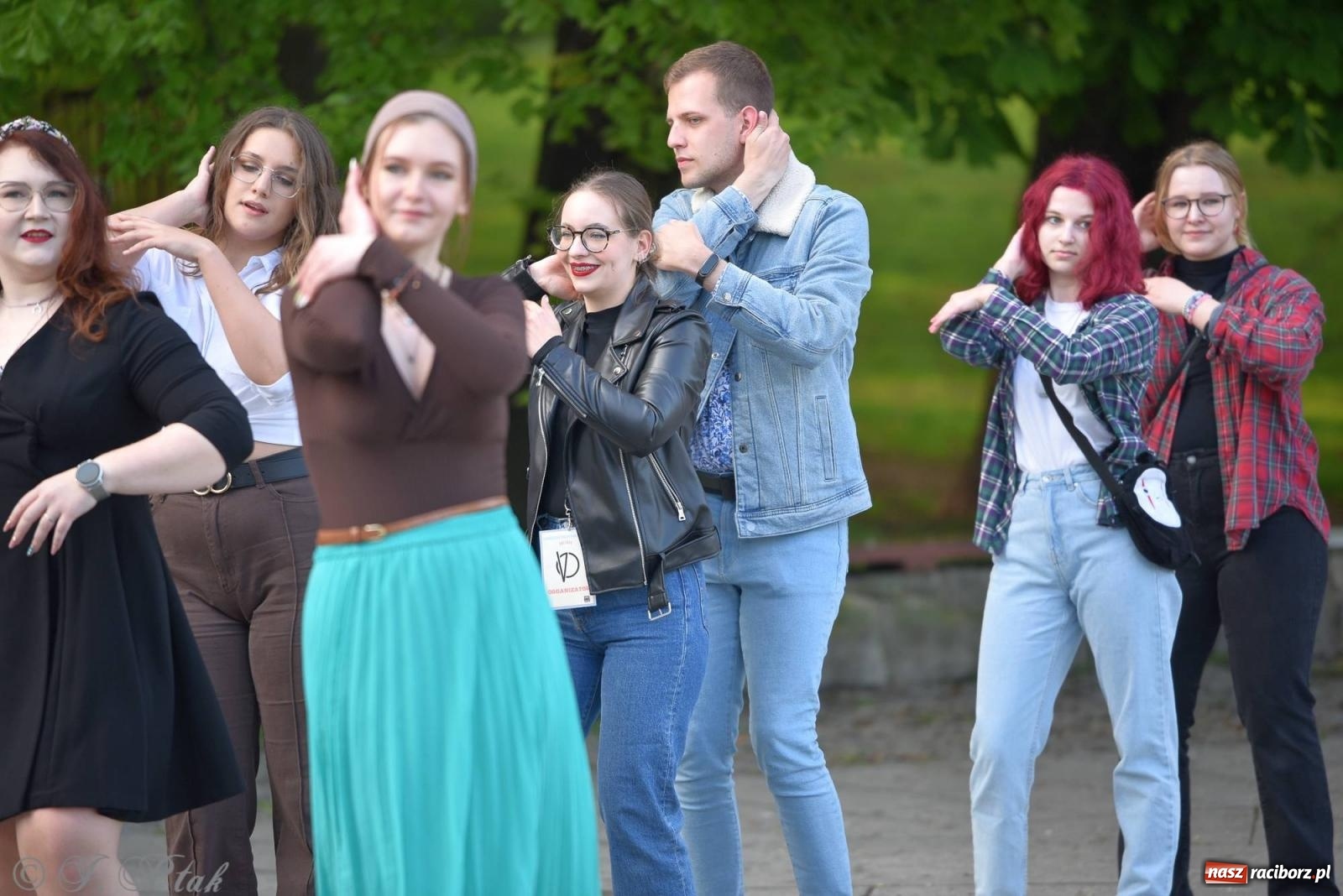 Zdjęcie w galerii na portalu naszraciborz.pl: Majówkowa potańcówka retro w parku m. Roth wiadomości z regionu