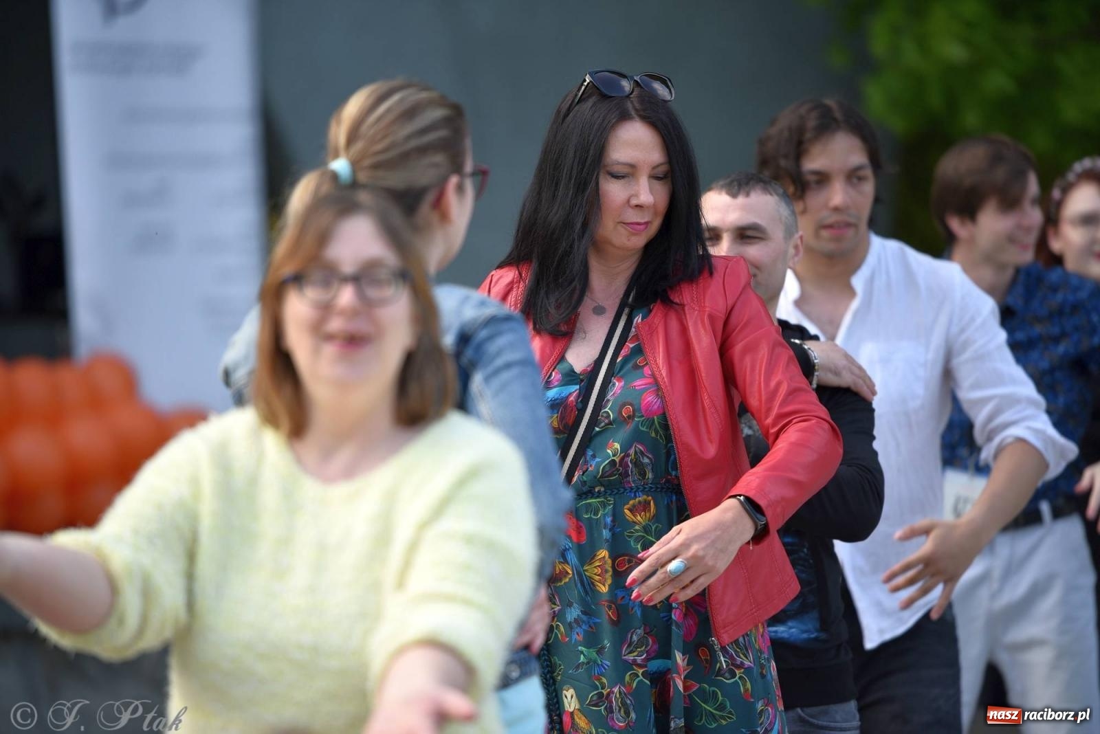 Zdjęcie w galerii na portalu naszraciborz.pl: Majówkowa potańcówka retro w parku m. Roth wiadomości z regionu