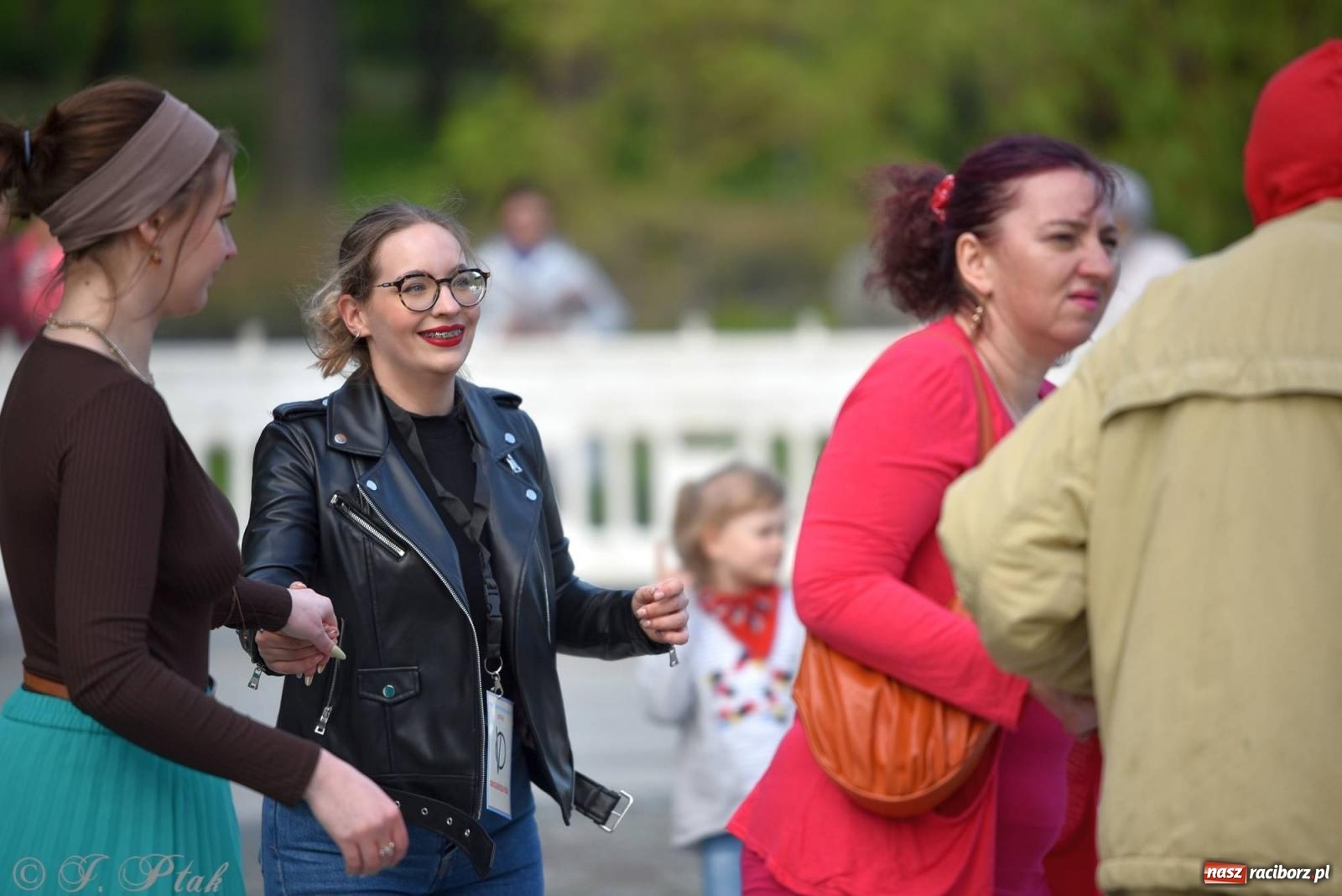Zdjęcie w galerii na portalu naszraciborz.pl: Majówkowa potańcówka retro w parku m. Roth wiadomości z regionu