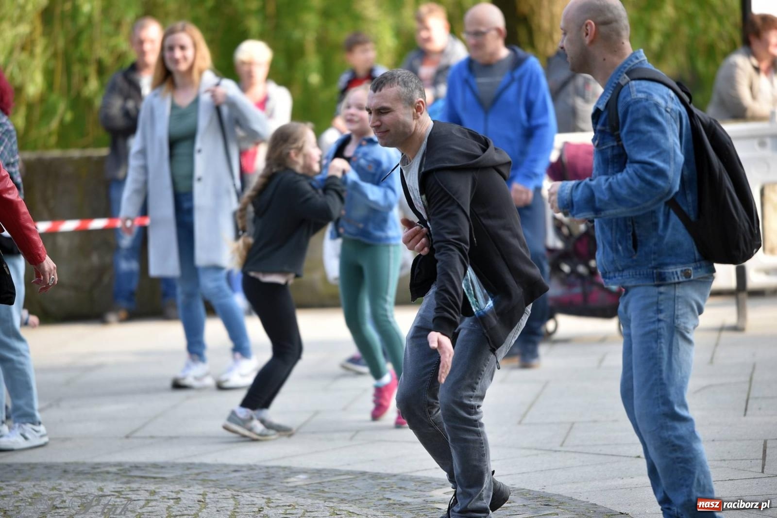 Zdjęcie w galerii na portalu naszraciborz.pl: Majówkowa potańcówka retro w parku m. Roth wiadomości z regionu
