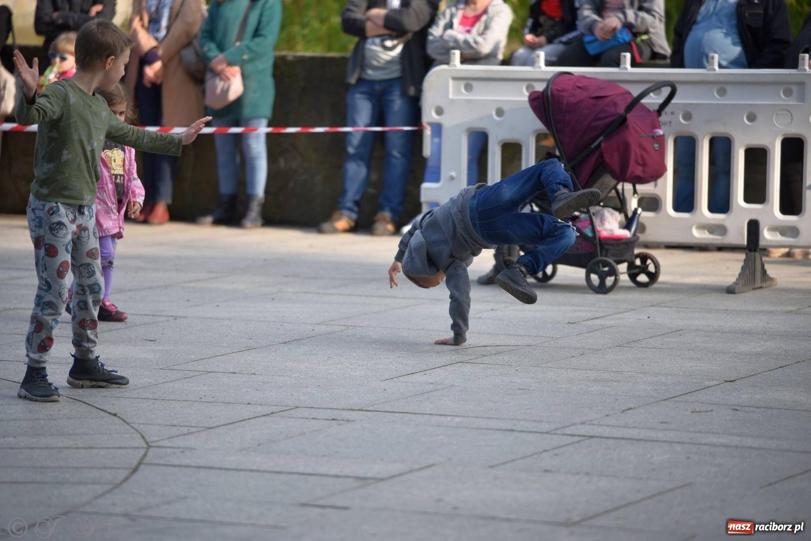 Zdjęcie w galerii na portalu naszraciborz.pl: Majówkowa potańcówka retro w parku m. Roth wiadomości z regionu