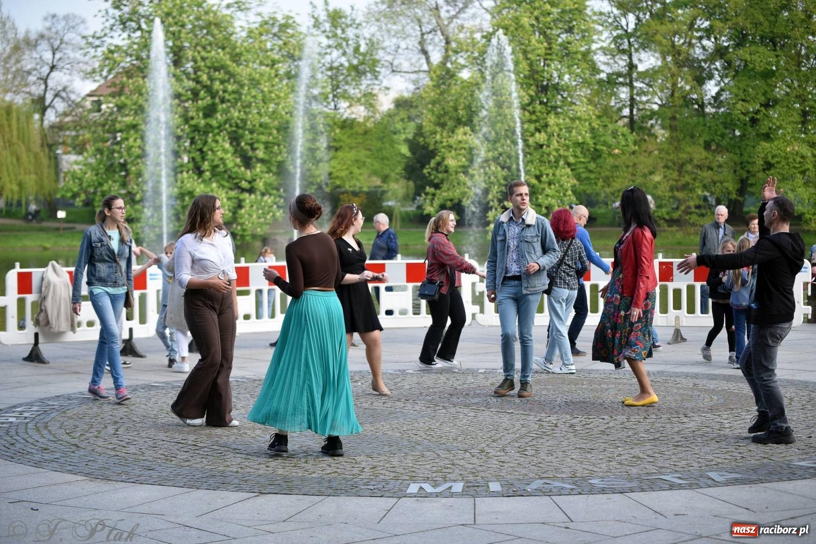 Zdjęcie w galerii na portalu naszraciborz.pl: Majówkowa potańcówka retro w parku m. Roth wiadomości z regionu