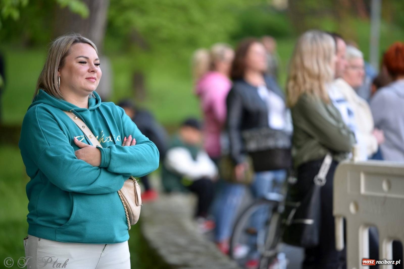 Zdjęcie w galerii na portalu naszraciborz.pl: Majówkowa potańcówka retro w parku m. Roth wiadomości z regionu