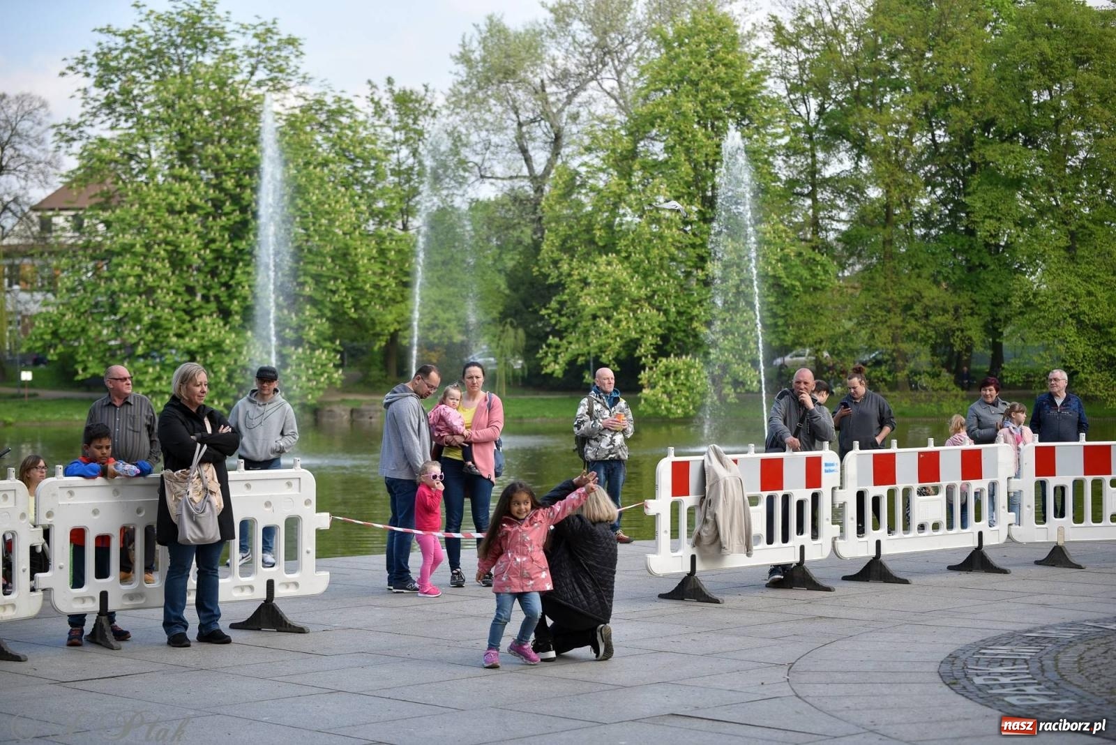 Zdjęcie w galerii na portalu naszraciborz.pl: Majówkowa potańcówka retro w parku m. Roth wiadomości z regionu
