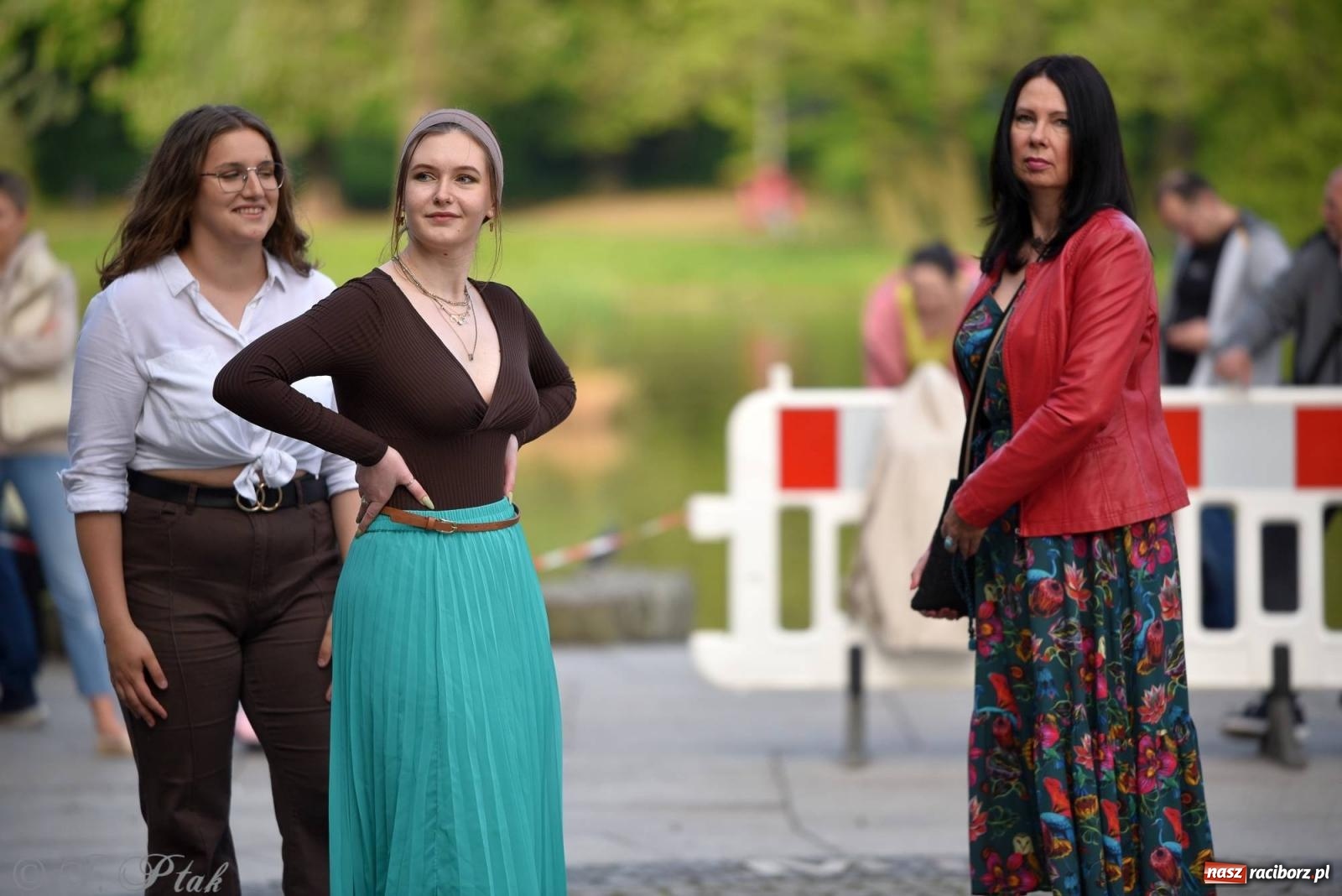 Zdjęcie w galerii na portalu naszraciborz.pl: Majówkowa potańcówka retro w parku m. Roth wiadomości z regionu