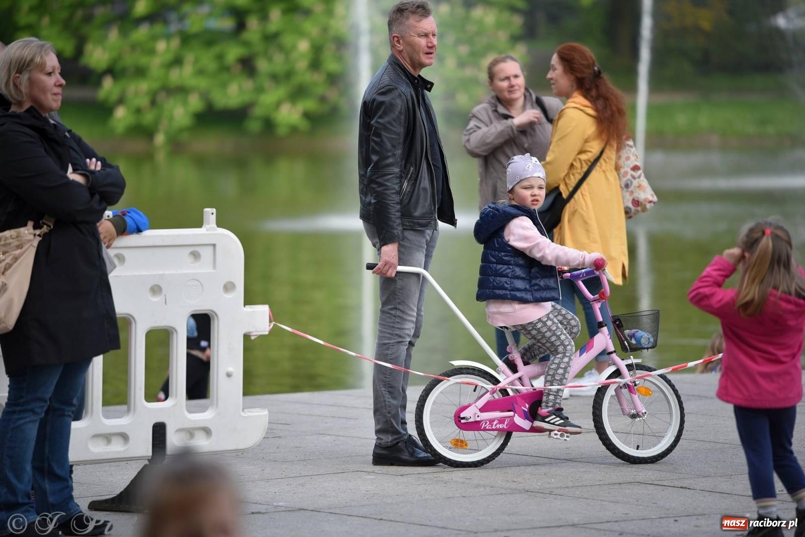 Zdjęcie w galerii na portalu naszraciborz.pl: Majówkowa potańcówka retro w parku m. Roth wiadomości z regionu