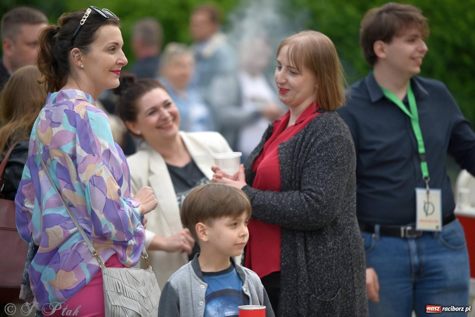 Zdjęcie w galerii na portalu naszraciborz.pl: Majówkowa potańcówka retro w parku m. Roth wiadomości z regionu